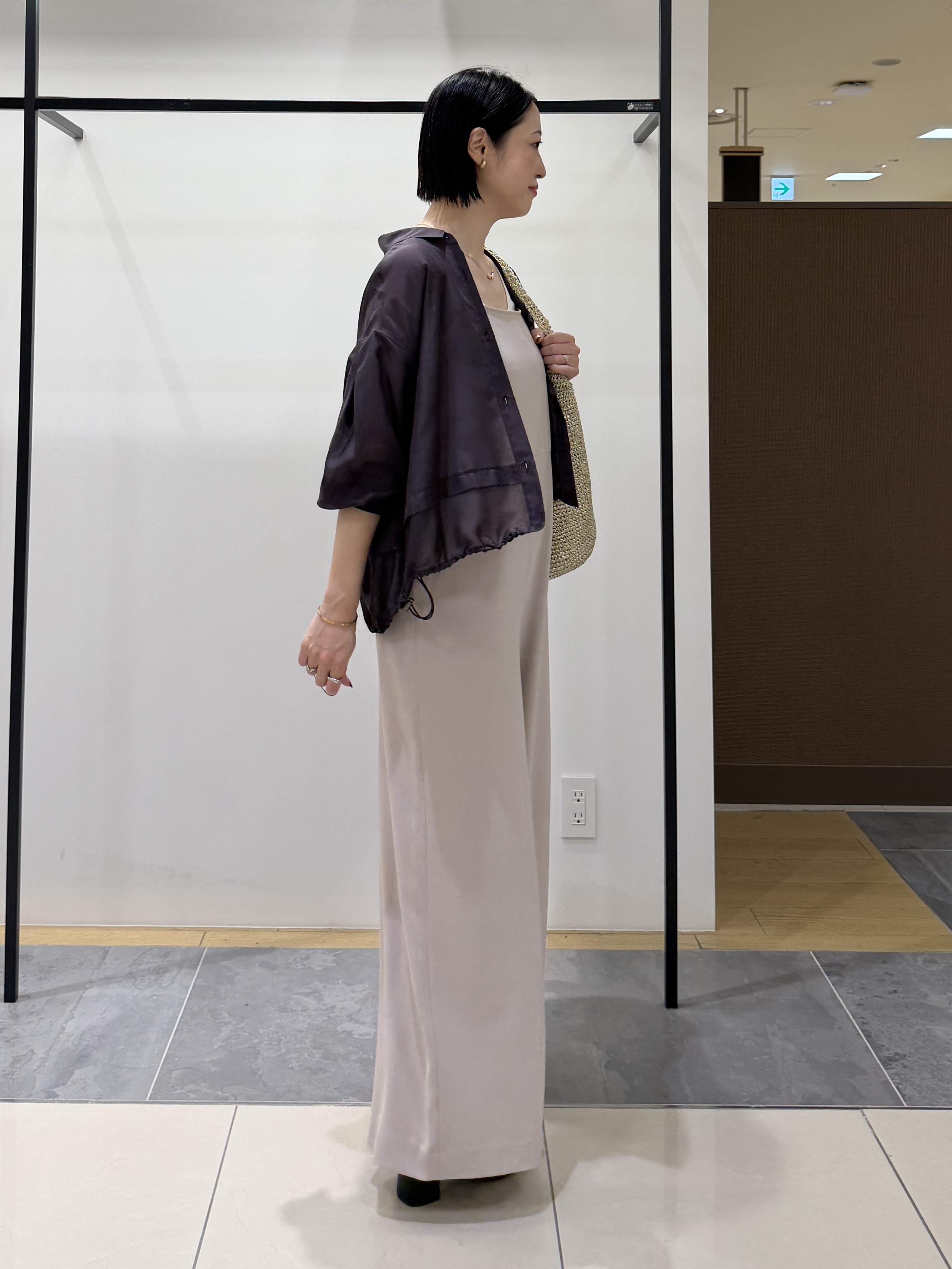 shihoさんの「INDIVI｜【接触冷感／洗える／2WAY】ドロスト付 シアーシャンブレーシャツ」を使ったコーディネート