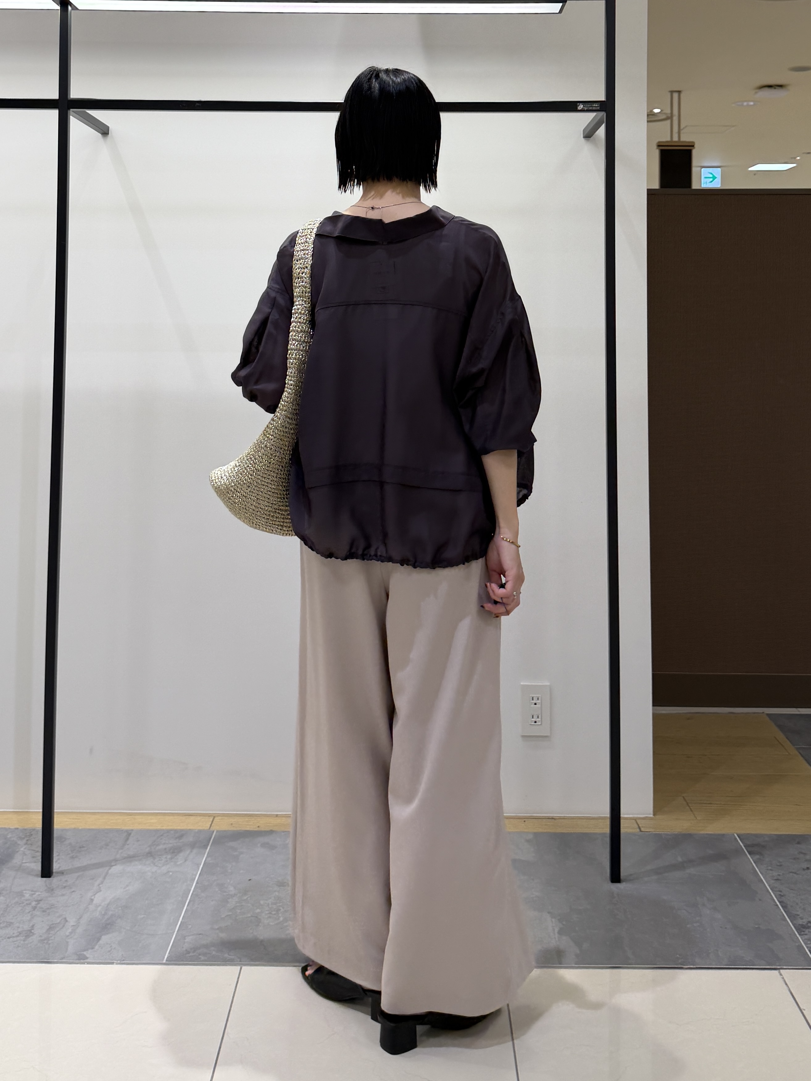 shihoさんの「INDIVI｜【接触冷感／洗える／2WAY】ドロスト付 シアーシャンブレーシャツ」を使ったコーディネート