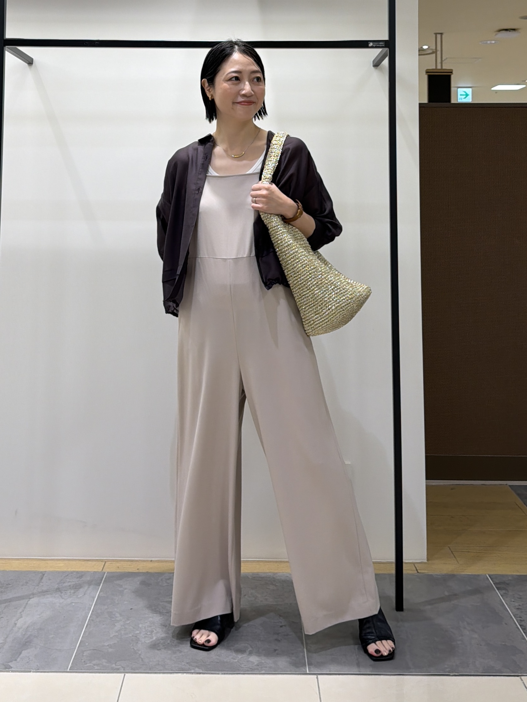 shihoさんの「INDIVI｜【接触冷感／洗える／2WAY】ドロスト付 シアーシャンブレーシャツ」を使ったコーディネート