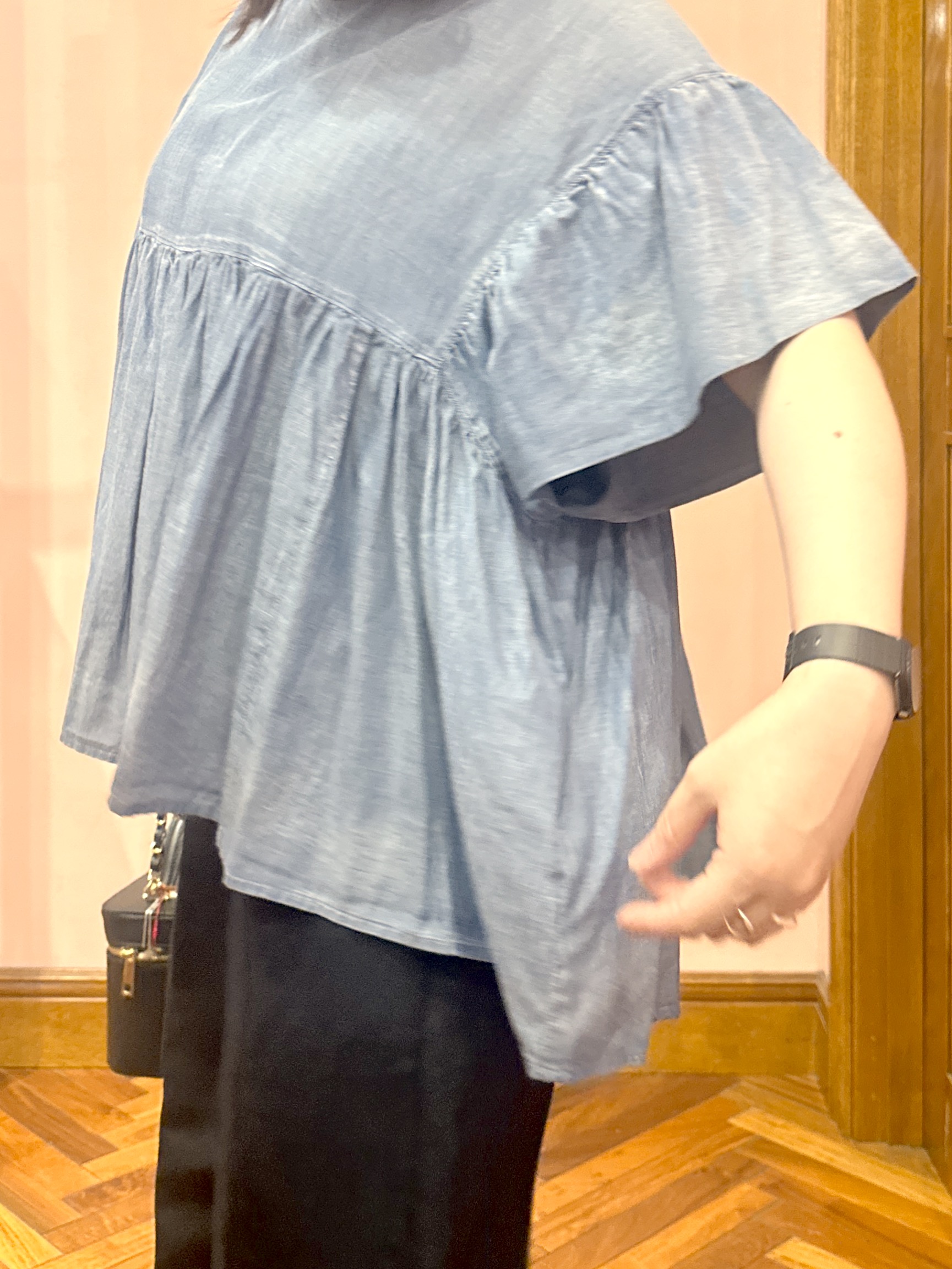 komatsuさんの「DRESSTERIOR｜【涼しく着映え】シアーデニムAラインブラウス」を使ったコーディネート