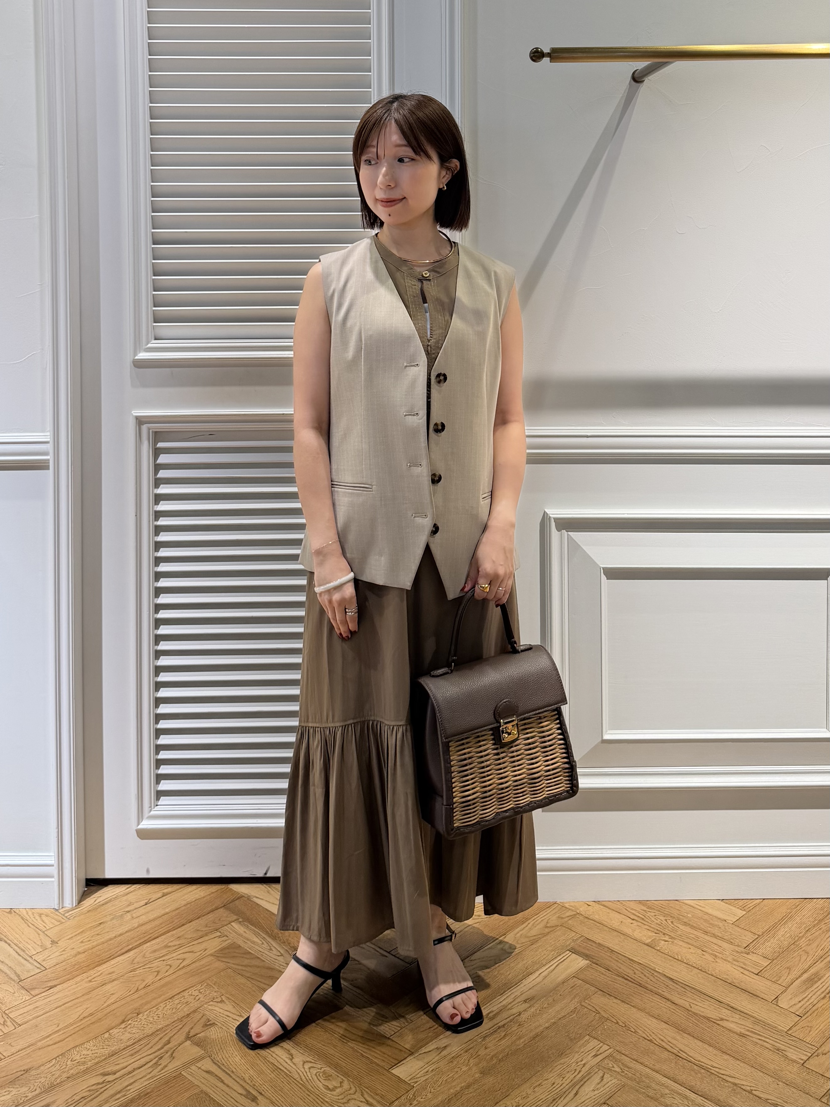 つじ まこさんの「DRESSTERIOR｜【ウォッシャブル】ノースリーブギャザーヘムワンピース」を使ったコーディネート
