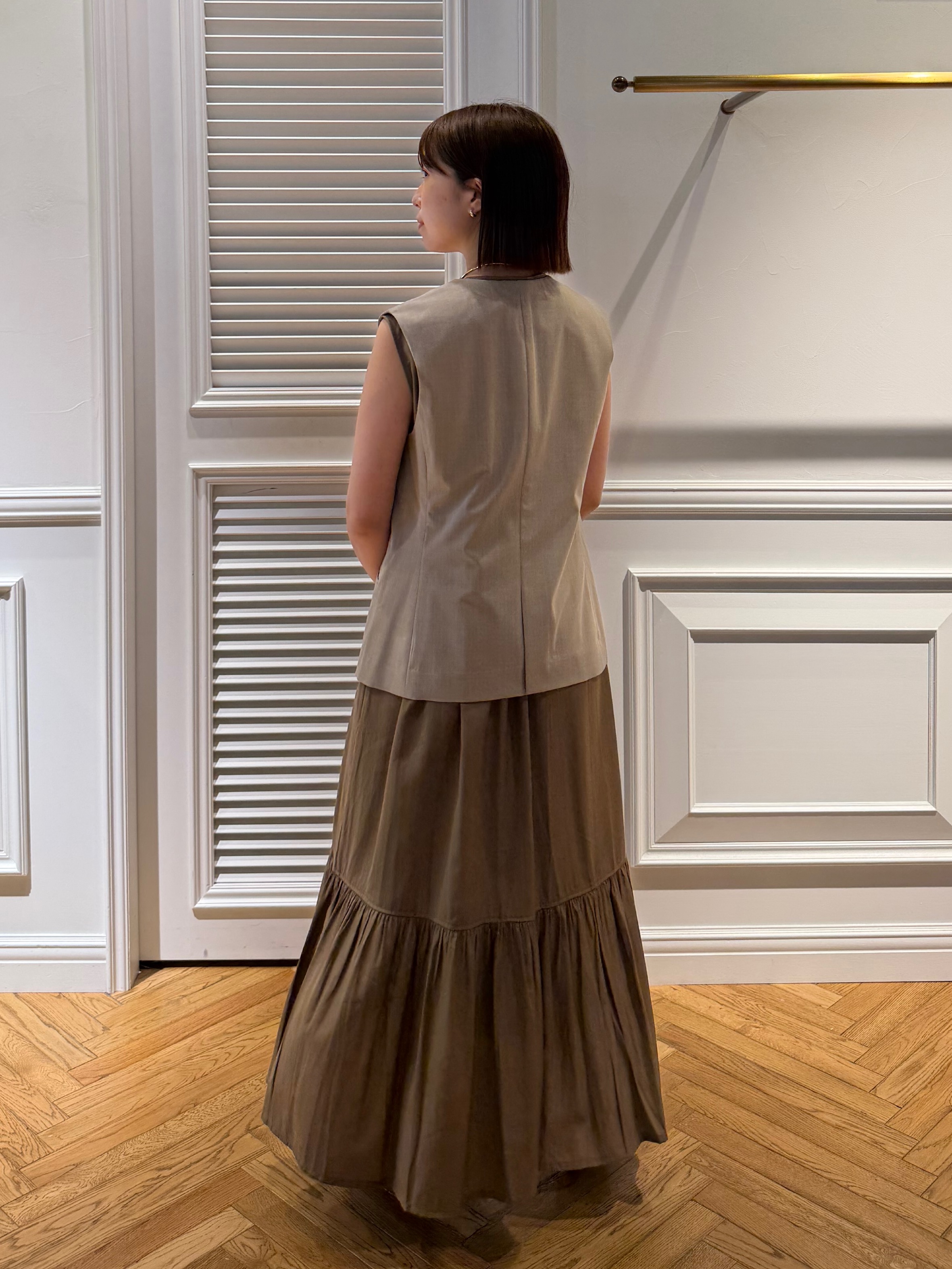 つじ まこさんの「DRESSTERIOR｜【ウォッシャブル】ノースリーブギャザーヘムワンピース」を使ったコーディネート