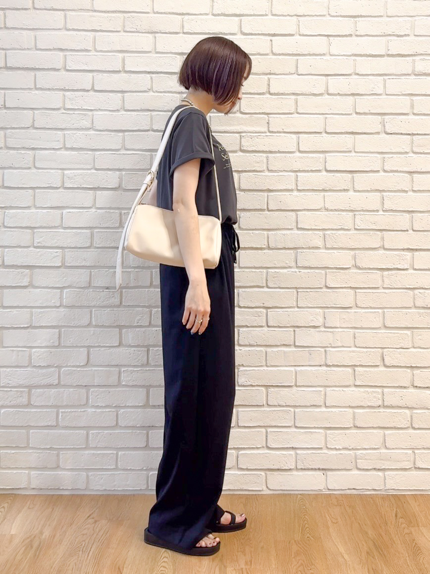 𝐜𝐡𝐢𝐤𝐚さんの「SHOO･LA･RUE｜【S-LL/洗濯機可】大人のベーシックカラープリントTシャツ」を使ったコーディネート