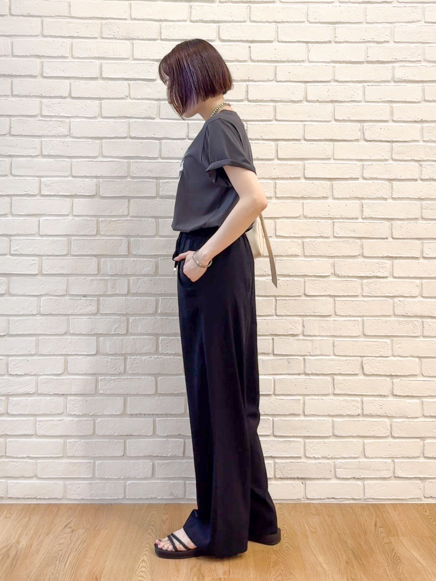 𝐜𝐡𝐢𝐤𝐚さんの「SHOO･LA･RUE｜【S-LL/洗濯機可】大人のベーシックカラープリントTシャツ」を使ったコーディネート