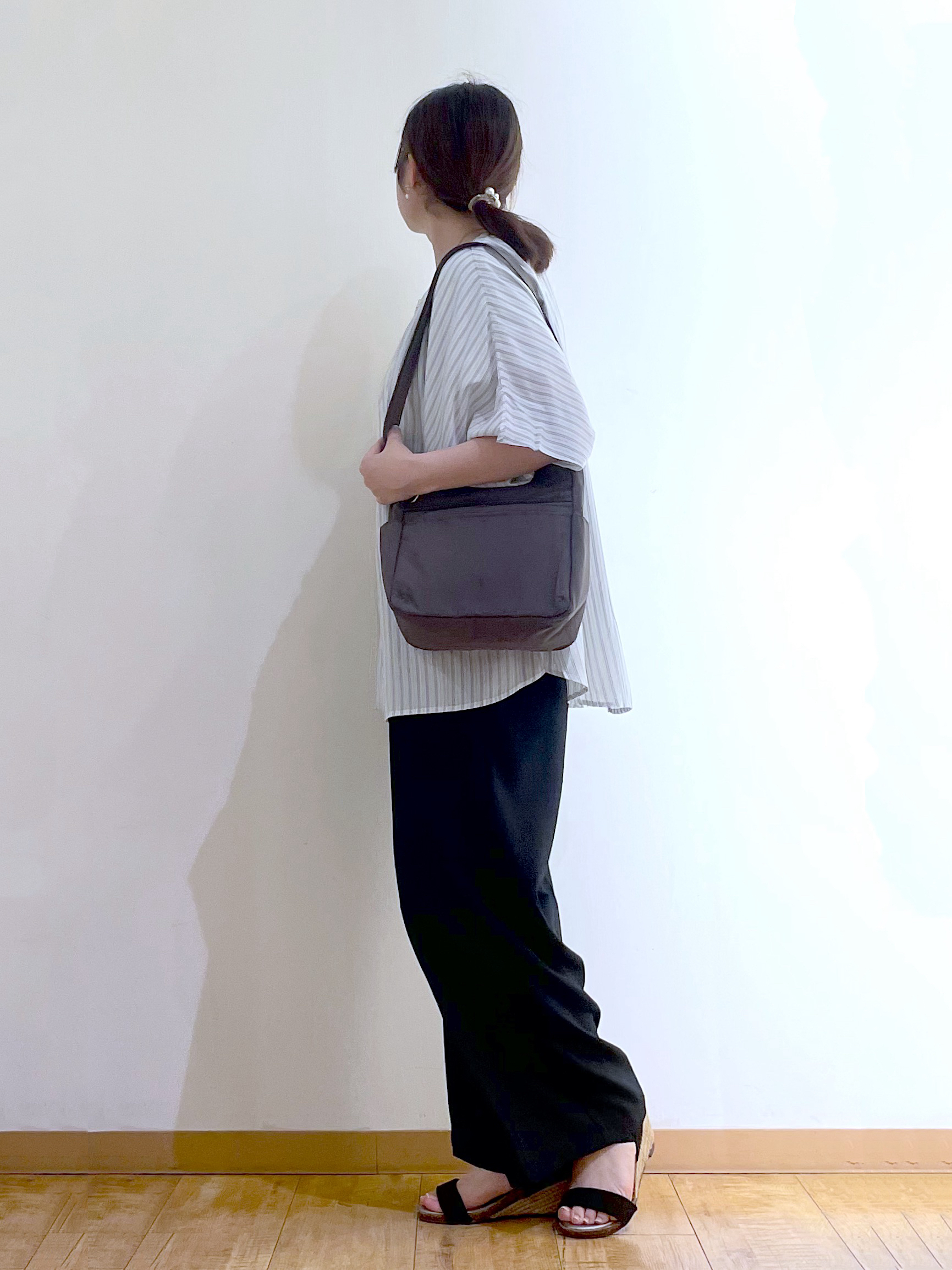 かのさんの「SHOO･LA･RUE｜【洗濯機可/体型カバー】二の腕隠れる ゆるっとドルマンバンドカラーシャツ」を使ったコーディネート
