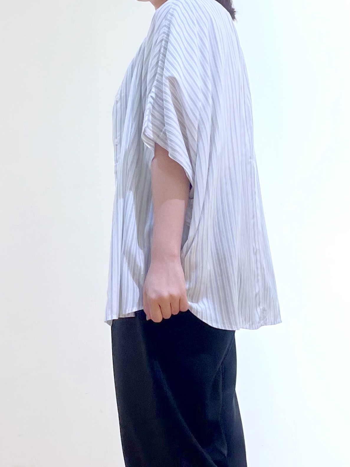 かのさんの「SHOO･LA･RUE｜【洗濯機可/体型カバー】二の腕隠れる ゆるっとドルマンバンドカラーシャツ」を使ったコーディネート