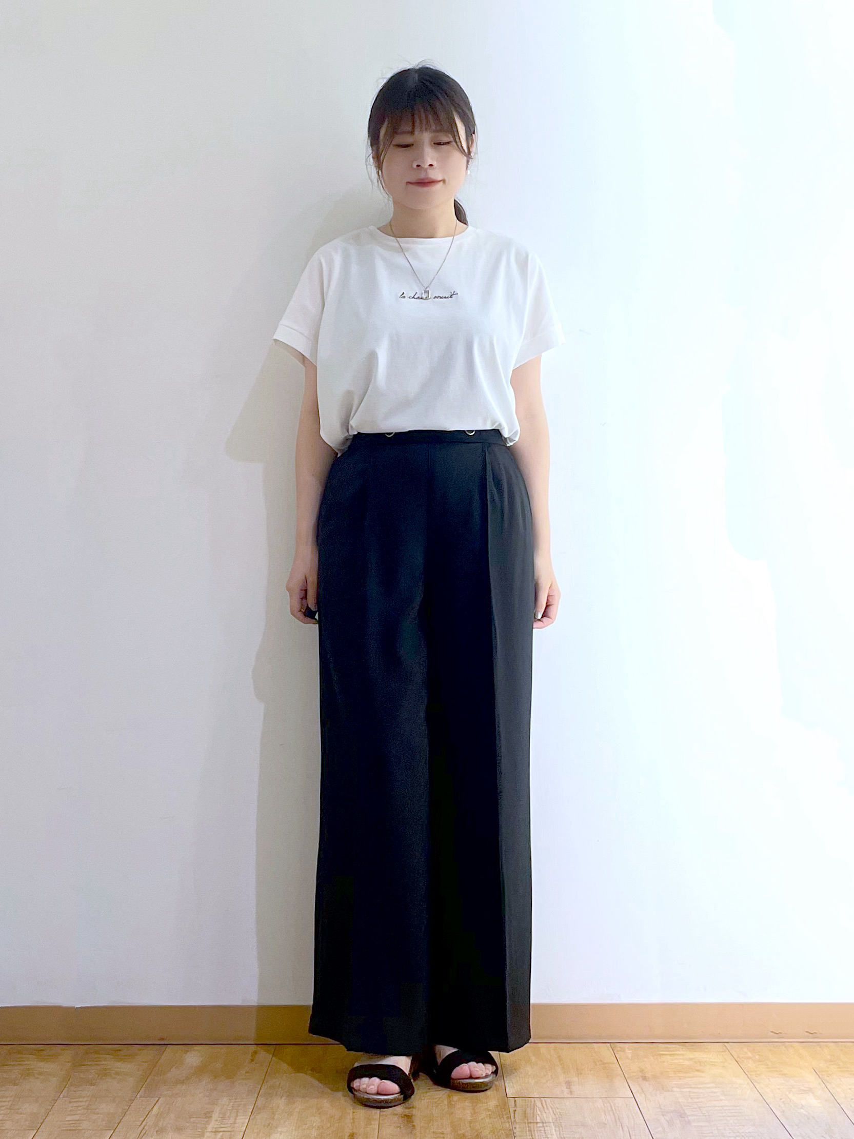 かのさんの「SHOO･LA･RUE｜【洗濯機可/体型カバー】二の腕隠れる ゆるっとドルマンバンドカラーシャツ」を使ったコーディネート