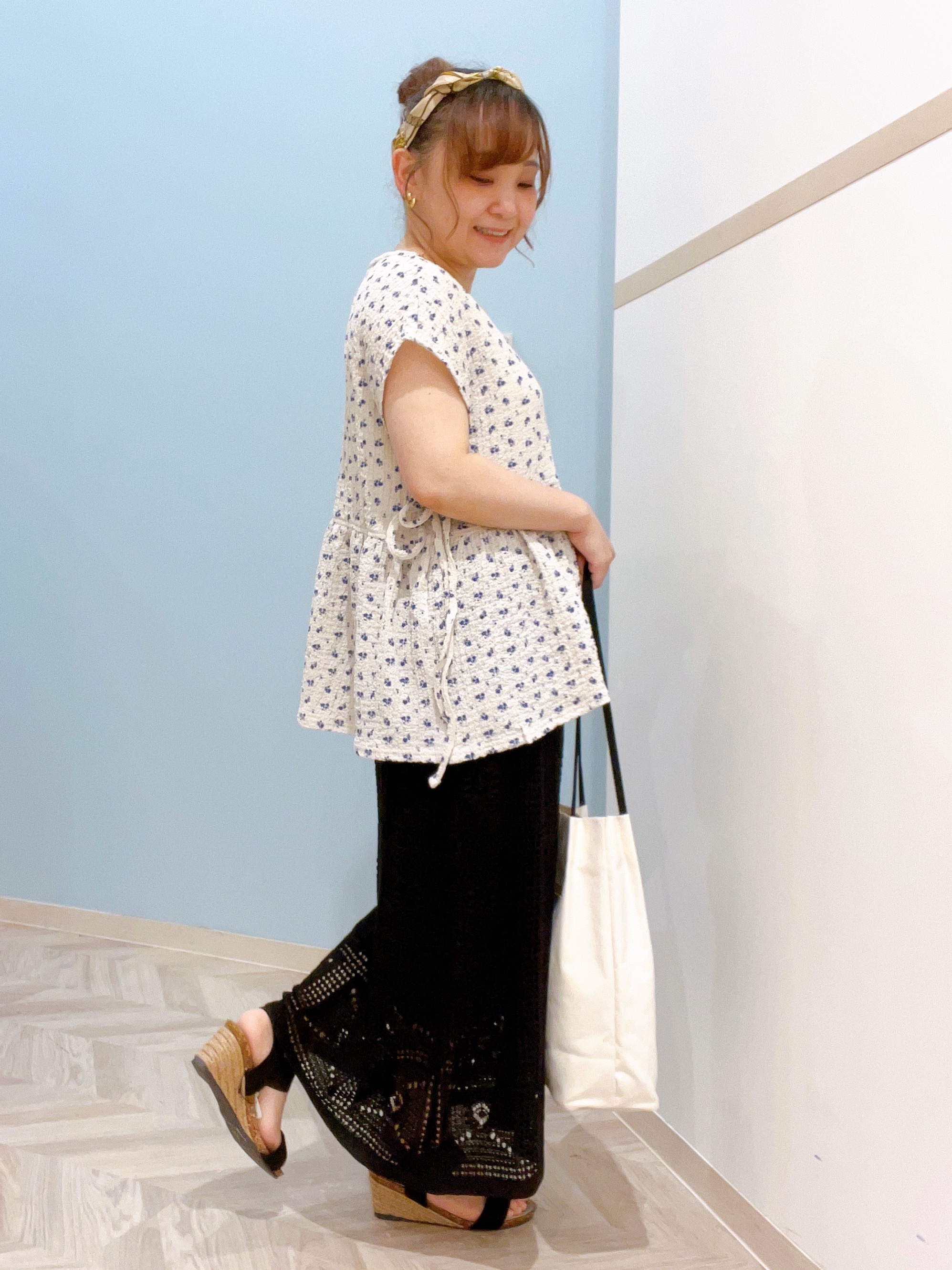 kitaさんの「SHOO･LA･RUE｜【S-LL/洗濯機可】サイドリボン付き ポコポコペプラムトップス」を使ったコーディネート