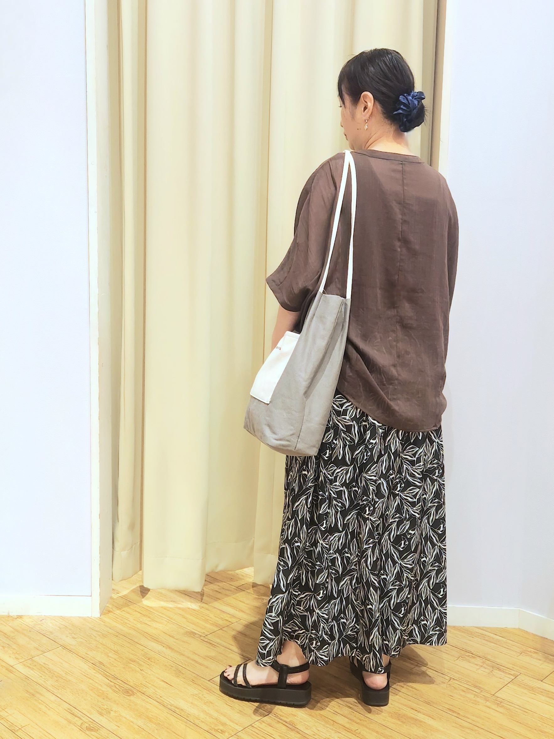 くまさんの「SHOO･LA･RUE｜【洗濯機可/選べる6色】程よいシアー感が涼し気 ゆったりワッシャードルマンブラウス」を使ったコーディネート