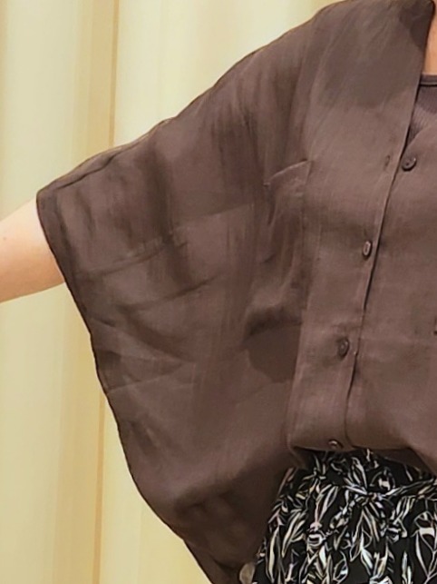 くまさんの「SHOO･LA･RUE｜【洗濯機可/選べる6色】程よいシアー感が涼し気 ゆったりワッシャードルマンブラウス」を使ったコーディネート