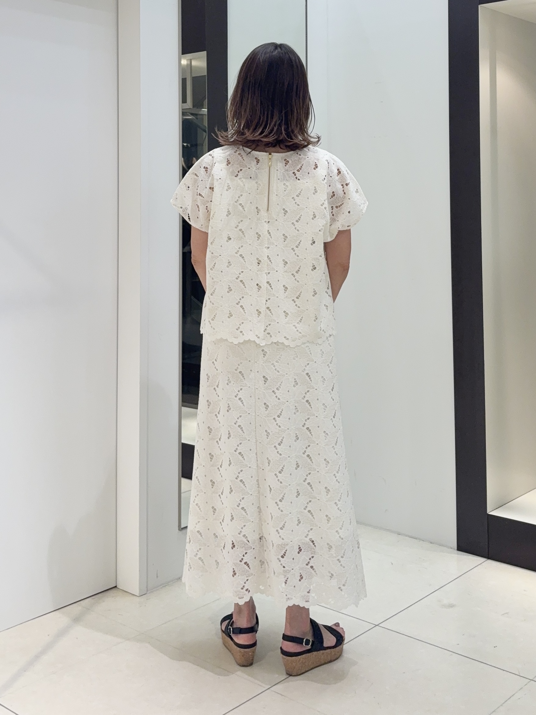 tomoさんの「UNTITLED｜【セットアップ可/品のある透け感】リーフレースブラウス」を使ったコーディネート