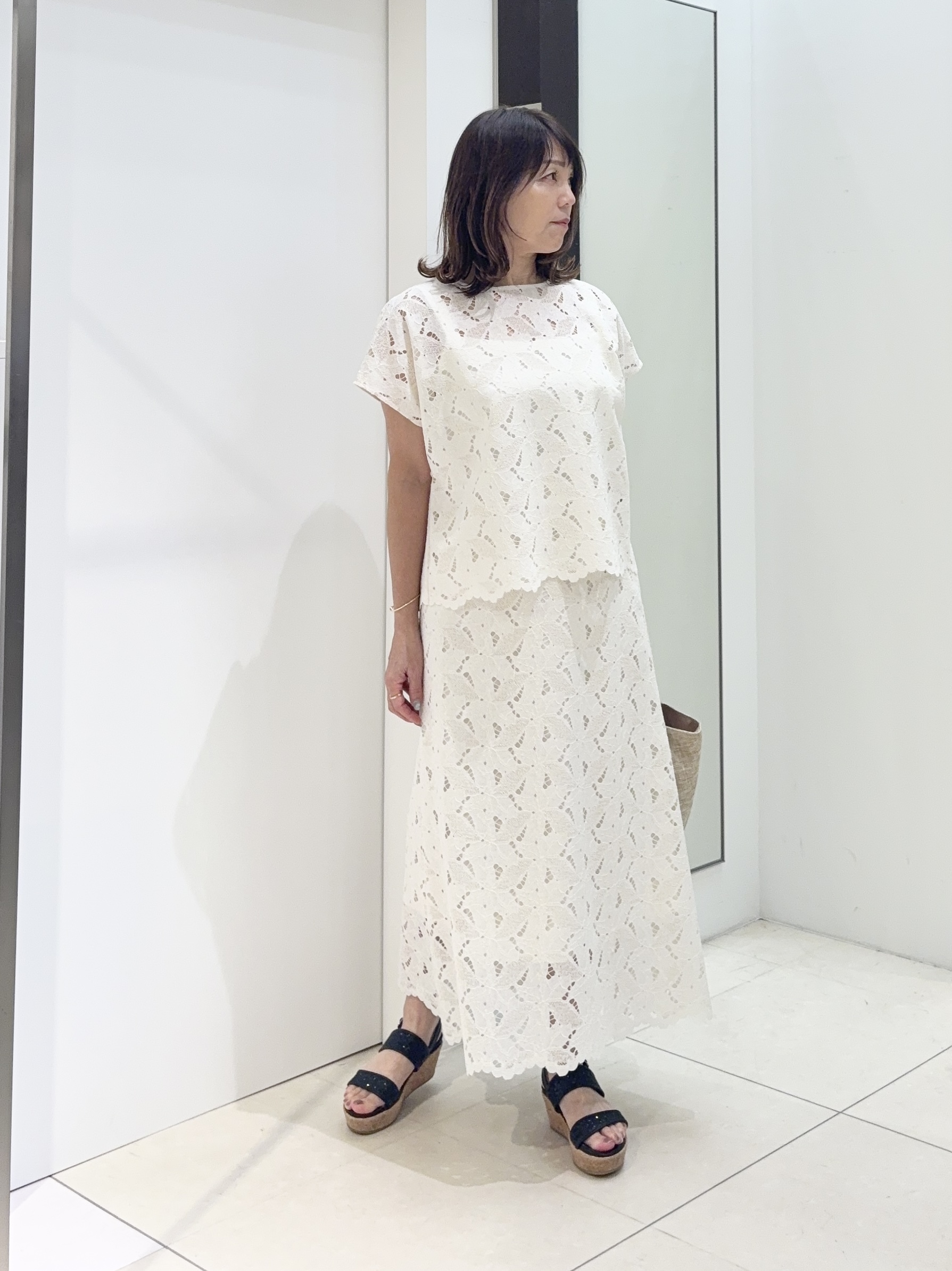 tomoさんの「UNTITLED｜【セットアップ可/品のある透け感】リーフレースブラウス」を使ったコーディネート