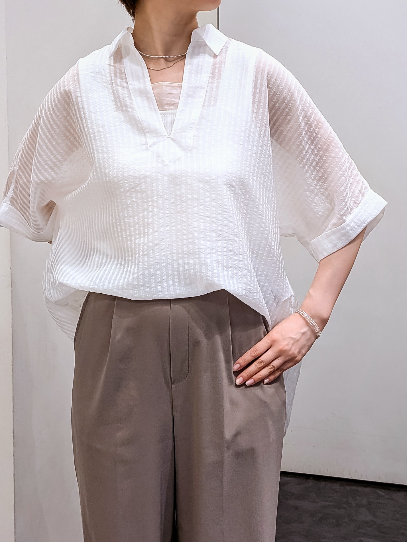 やまちゃんさんの「grove｜【洗濯機◎・体型カバー】ON/OFF使える、シアースキッパーシャツ」を使ったコーディネート
