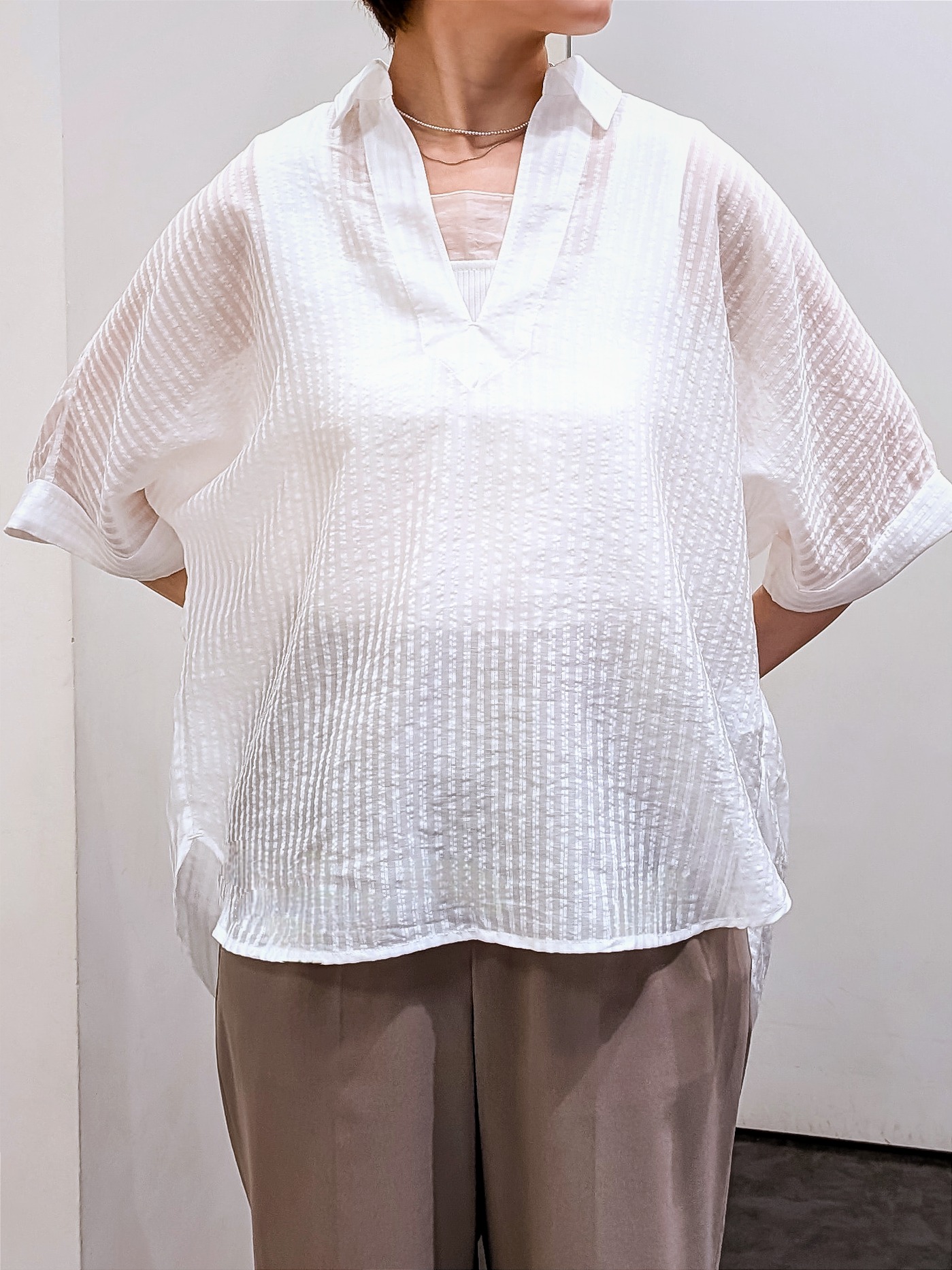 やまちゃんさんの「grove｜【洗濯機◎・体型カバー】ON/OFF使える、シアースキッパーシャツ」を使ったコーディネート