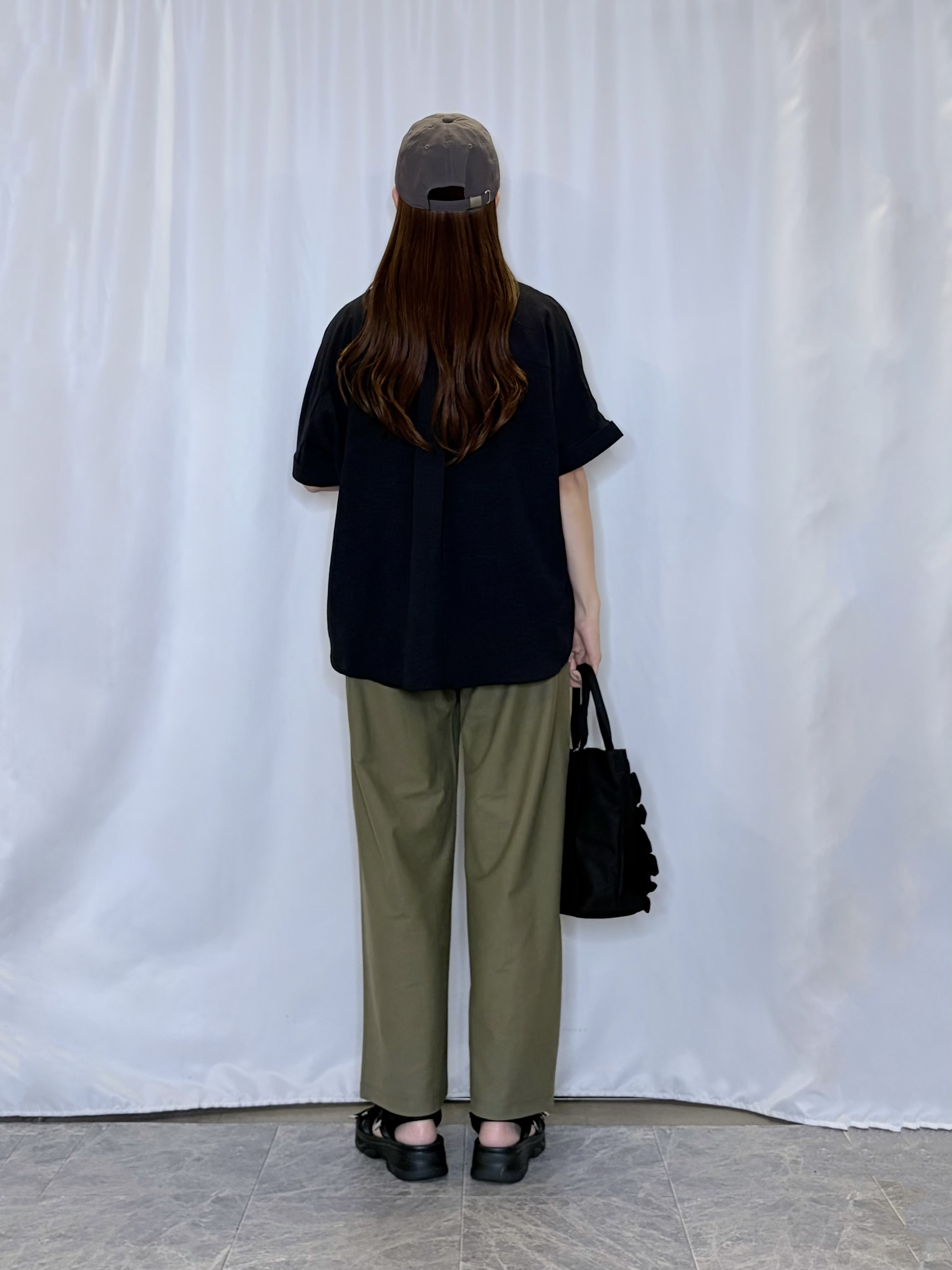 おうめさんの「SHOO･LA･RUE｜【洗濯後しわになりにくい/体型カバー】二の腕も隠せる　お袖ロールアップ半袖シャツ」を使ったコーディネート