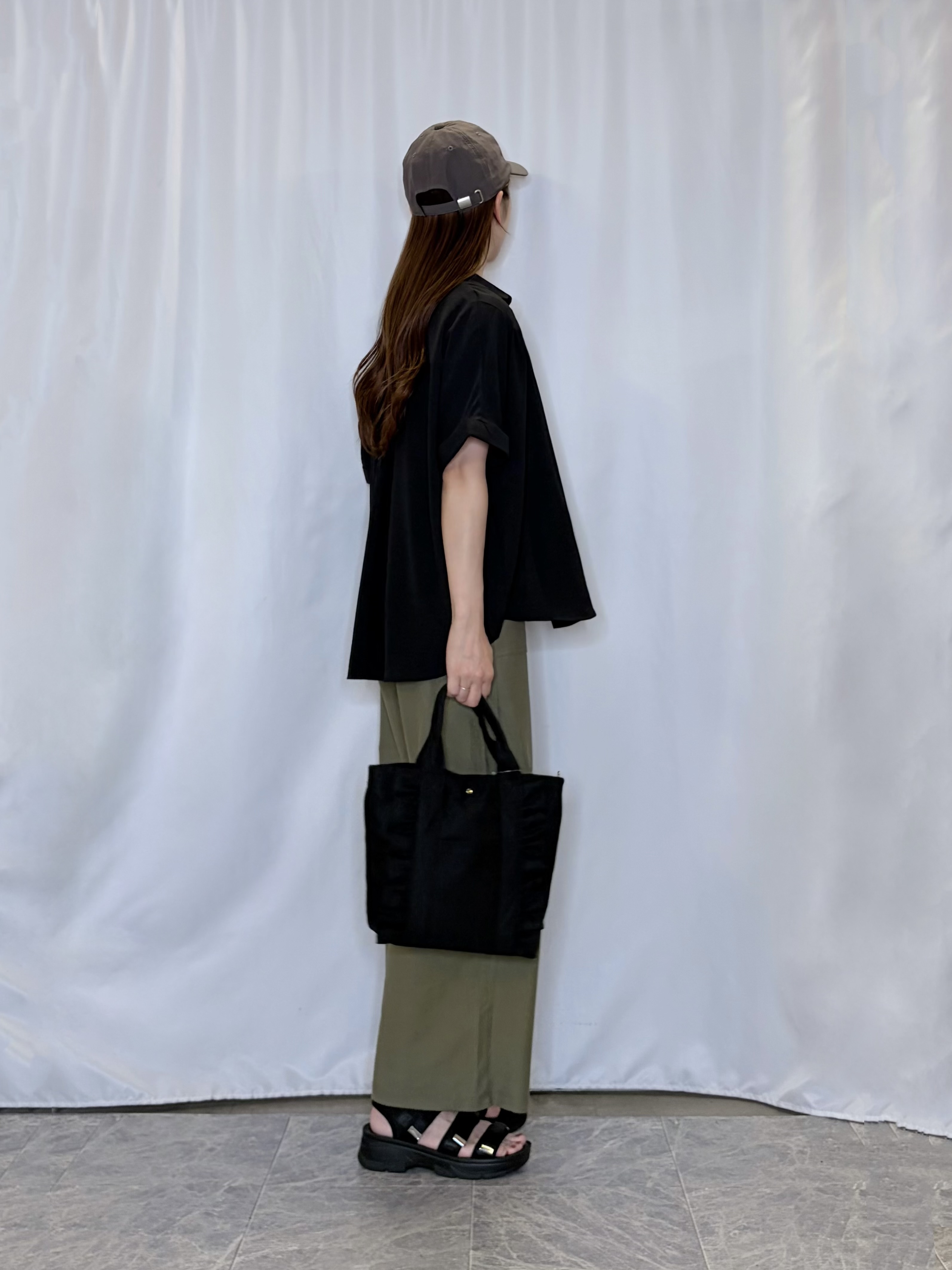 おうめさんの「SHOO･LA･RUE｜【洗濯後しわになりにくい/体型カバー】二の腕も隠せる　お袖ロールアップ半袖シャツ」を使ったコーディネート