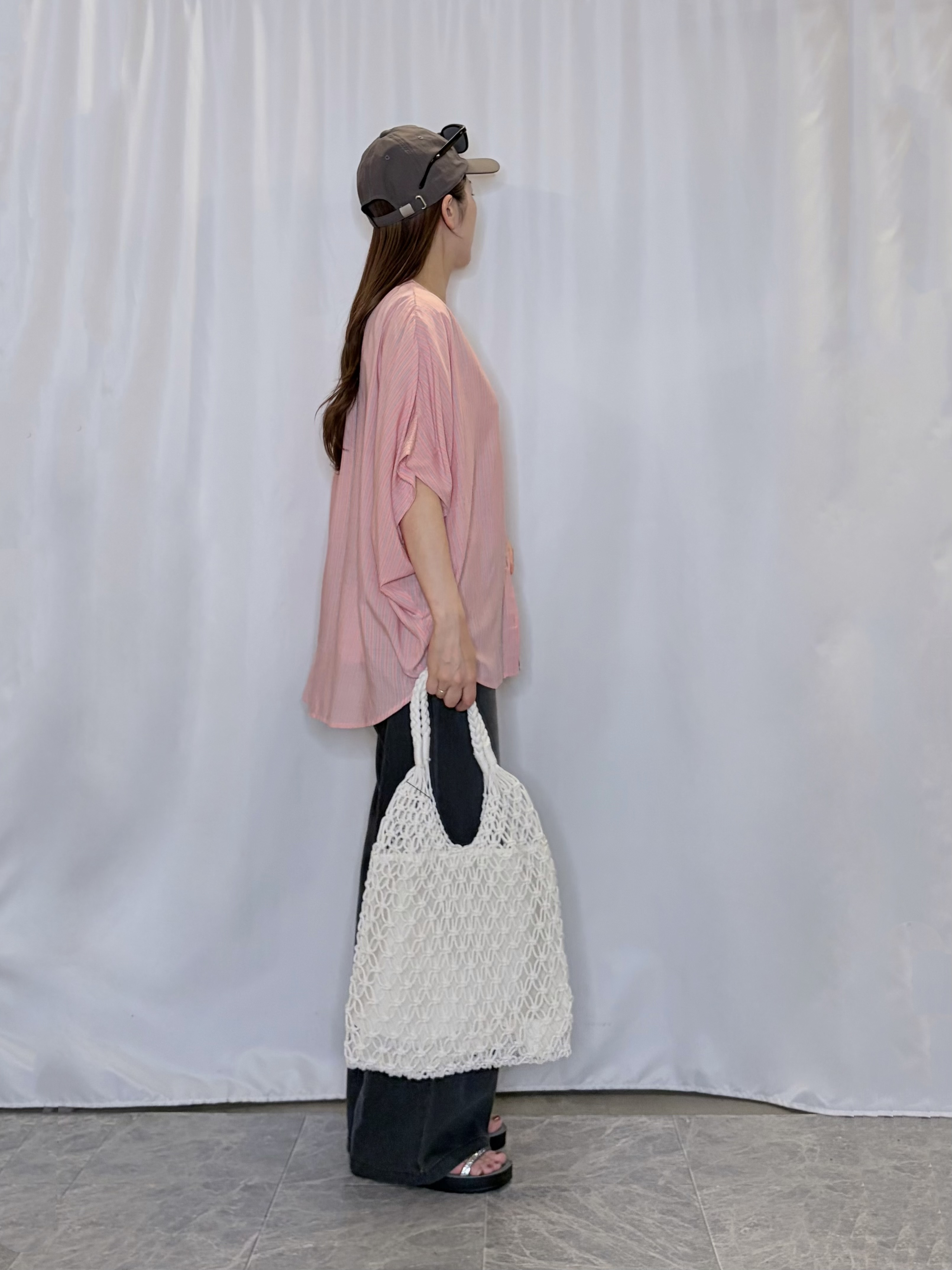 おうめさんの「SHOO･LA･RUE｜【洗濯機可/体型カバー】二の腕隠れる ゆるっとドルマンバンドカラーシャツ」を使ったコーディネート