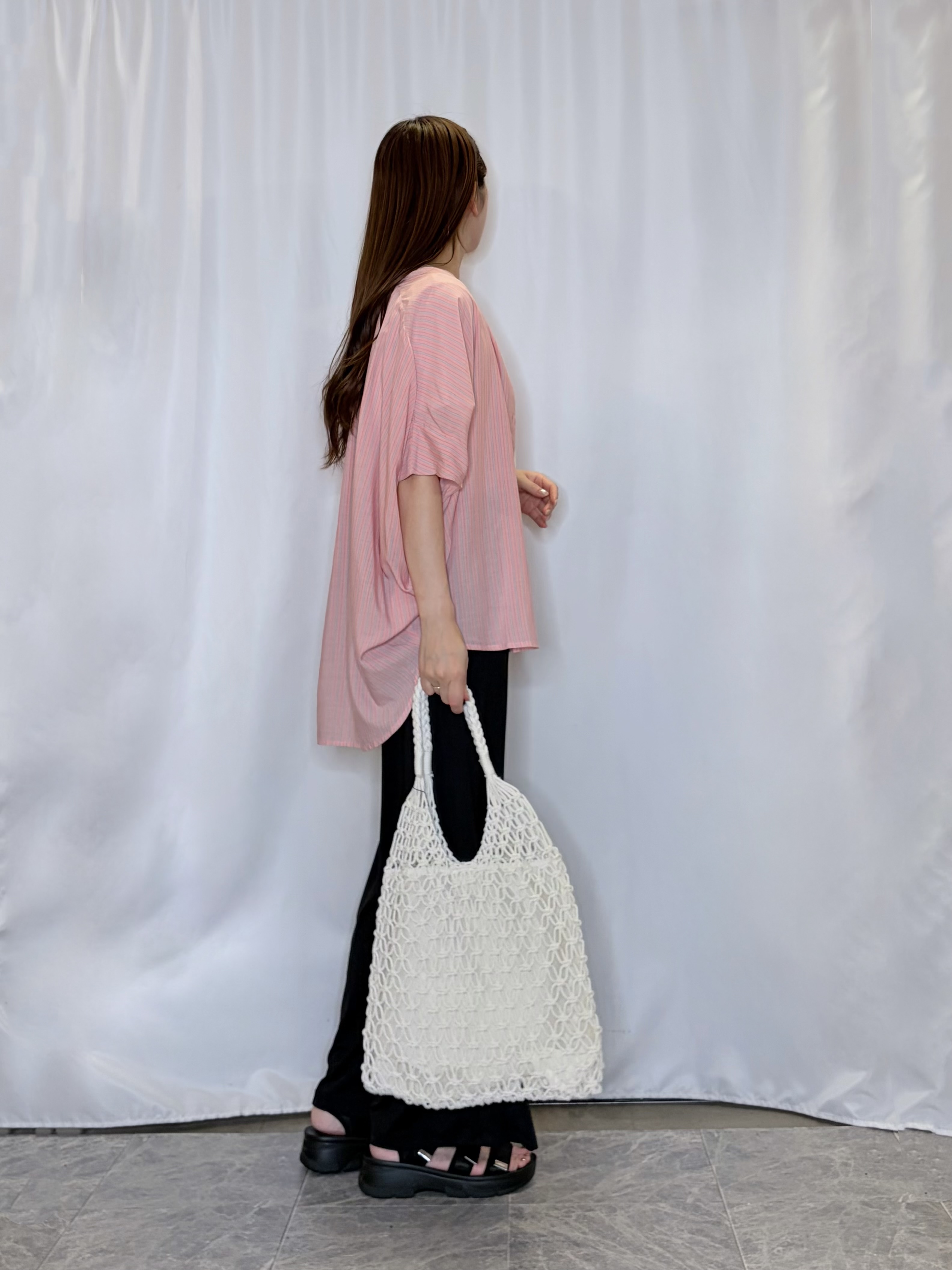おうめさんの「SHOO･LA･RUE｜【洗濯機可/体型カバー】二の腕隠れる ゆるっとドルマンバンドカラーシャツ」を使ったコーディネート