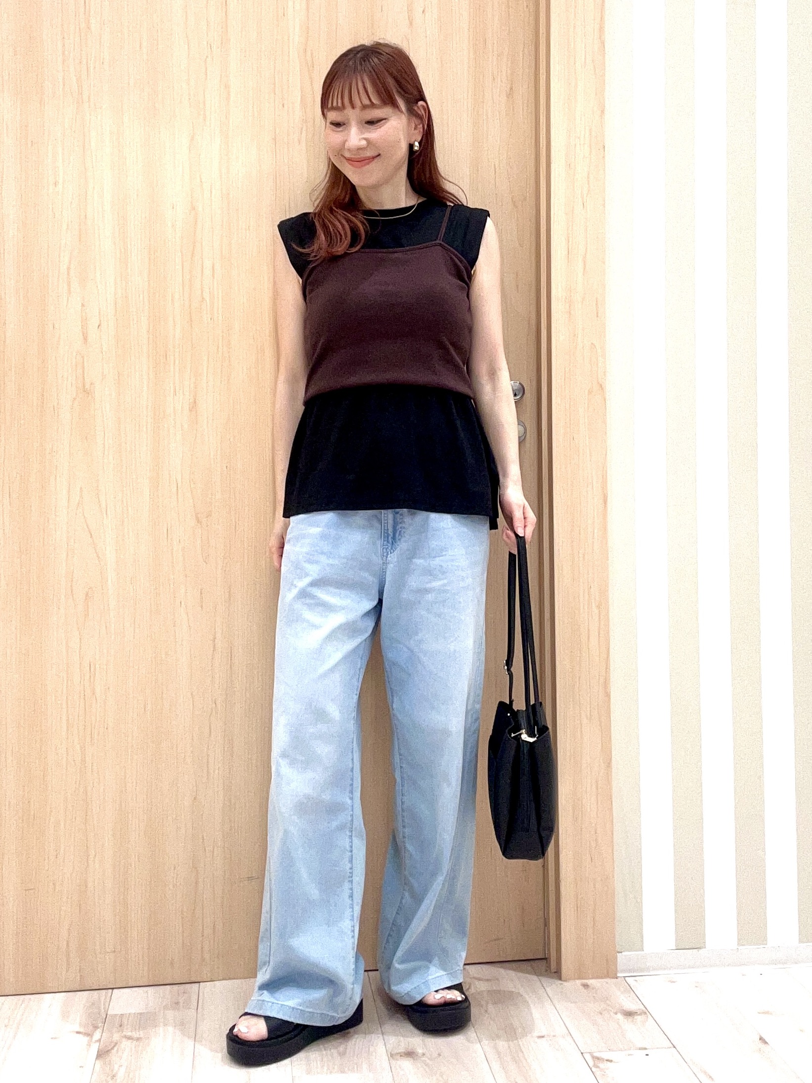 ririさんの「SHOO･LA･RUE｜【UVカット/接触冷感】上品に涼し気 とろみタックノースリーブトップス」を使ったコーディネート