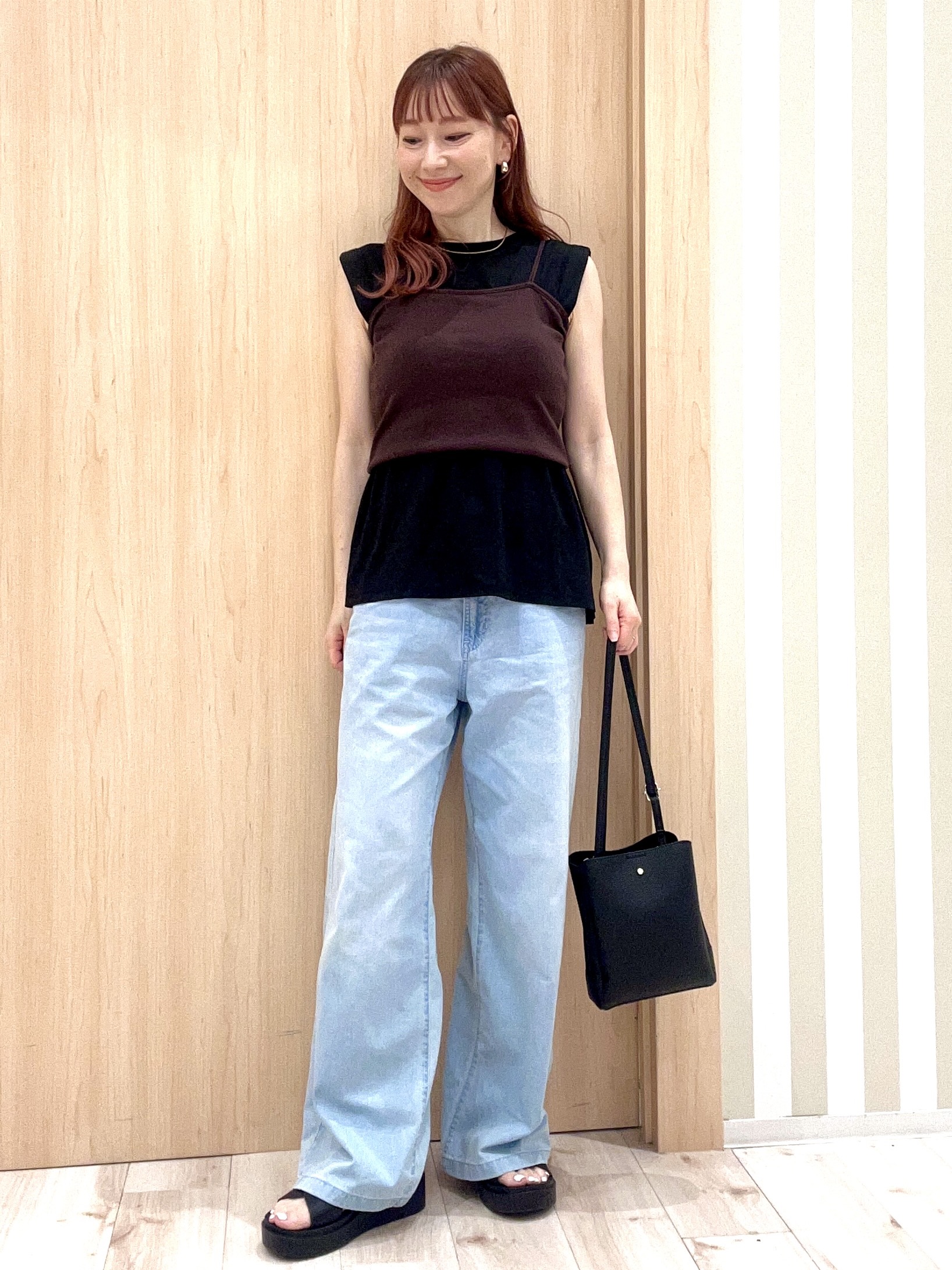 ririさんの「SHOO･LA･RUE｜【UVカット/接触冷感】上品に涼し気 とろみタックノースリーブトップス」を使ったコーディネート