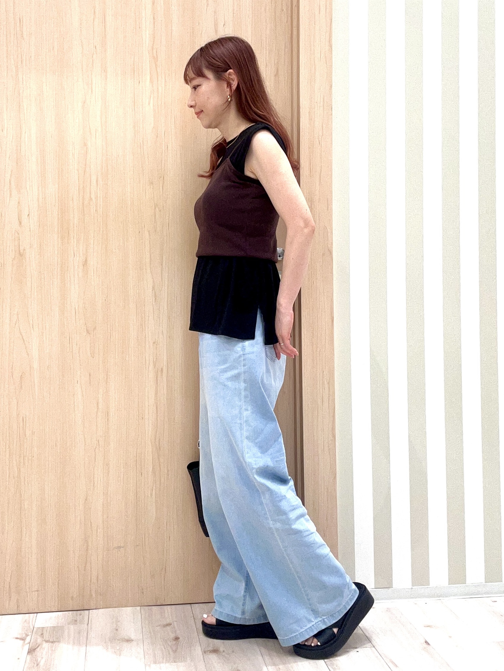 ririさんの「SHOO･LA･RUE｜【UVカット/接触冷感】上品に涼し気 とろみタックノースリーブトップス」を使ったコーディネート