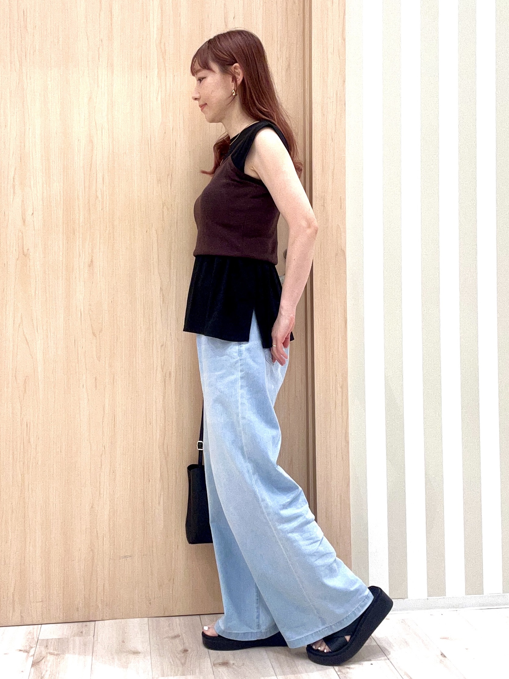 ririさんの「SHOO･LA･RUE｜【UVカット/接触冷感】上品に涼し気 とろみタックノースリーブトップス」を使ったコーディネート