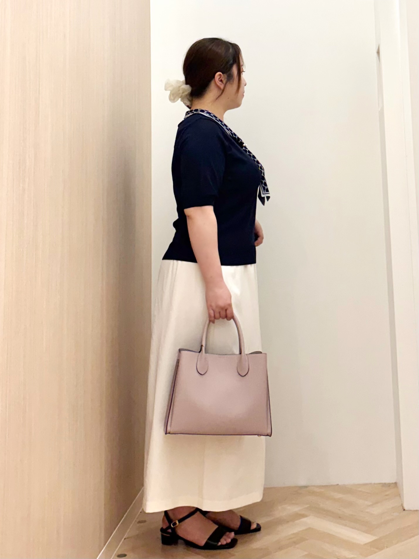akariさんの「grove｜【大人気アイテム5分袖で登場！】スカーフ柄ボウタイ五分袖ニットプルオーバ―」を使ったコーディネート