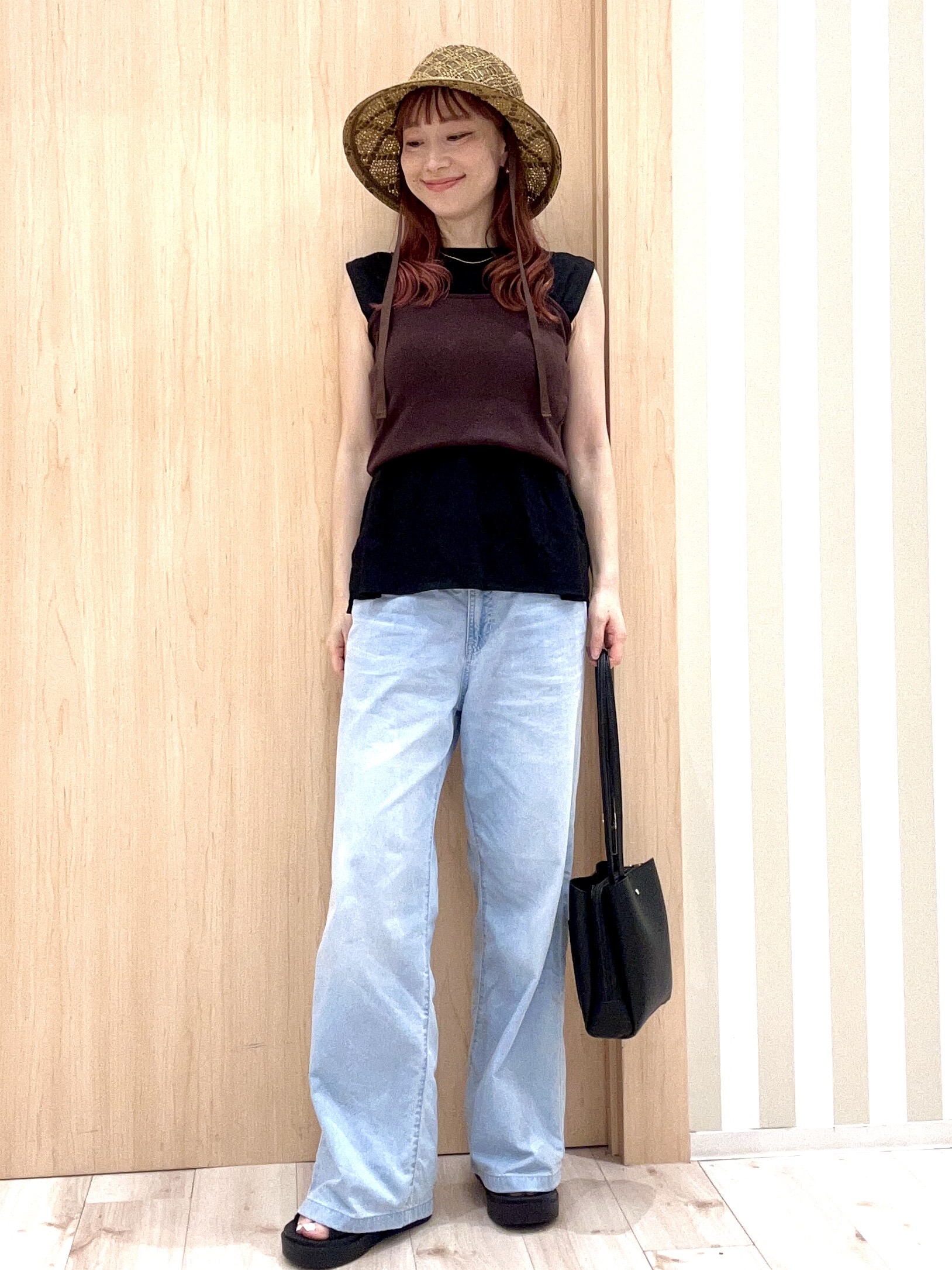 ririさんの「SHOO･LA･RUE｜【UVカット/接触冷感】上品に涼し気 とろみタックノースリーブトップス」を使ったコーディネート