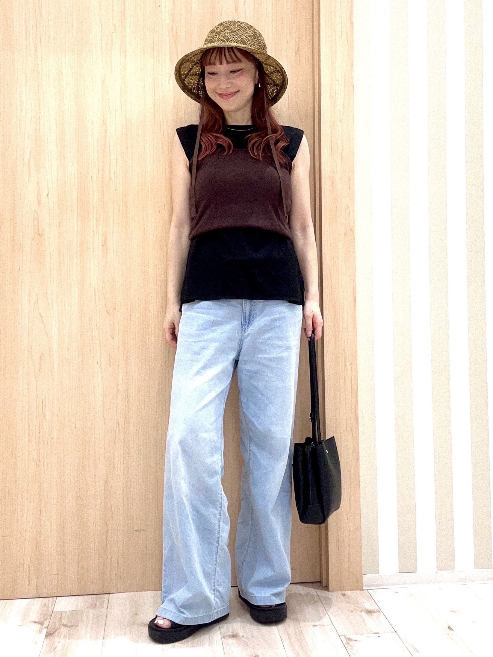 ririさんの「SHOO･LA･RUE｜【UVカット/接触冷感】上品に涼し気 とろみタックノースリーブトップス」を使ったコーディネート