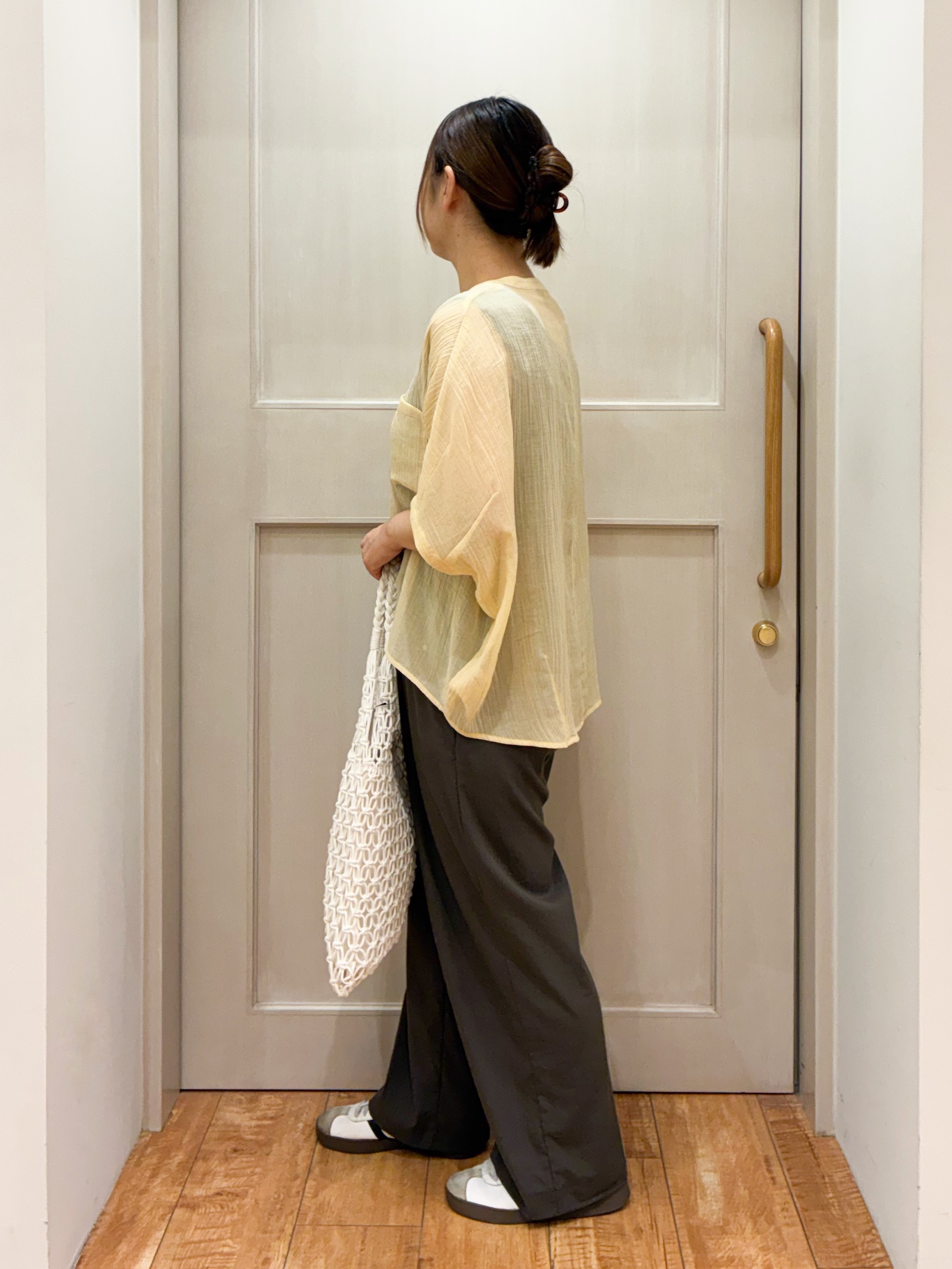 kawaさんの「SHOO･LA･RUE｜【洗濯機可/選べる6色】程よいシアー感が涼し気 ゆったりワッシャードルマンブラウス」を使ったコーディネート