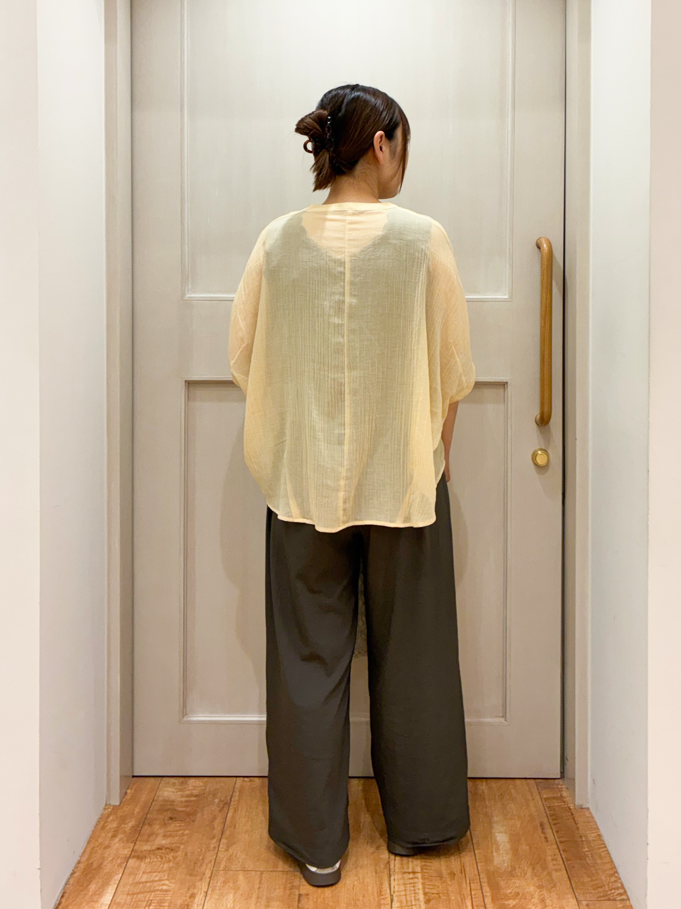 kawaさんの「SHOO･LA･RUE｜【洗濯機可/選べる6色】程よいシアー感が涼し気 ゆったりワッシャードルマンブラウス」を使ったコーディネート