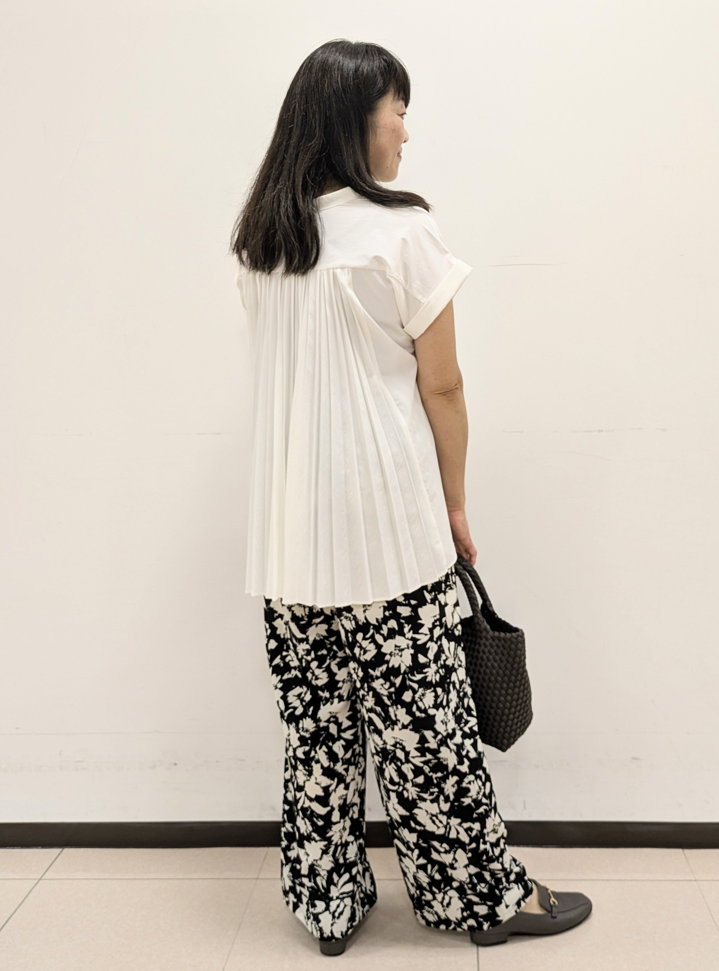 ともさんの「UNTITLED｜【吸水速乾/接触冷感】バックプリーツデザインブラウス」を使ったコーディネート