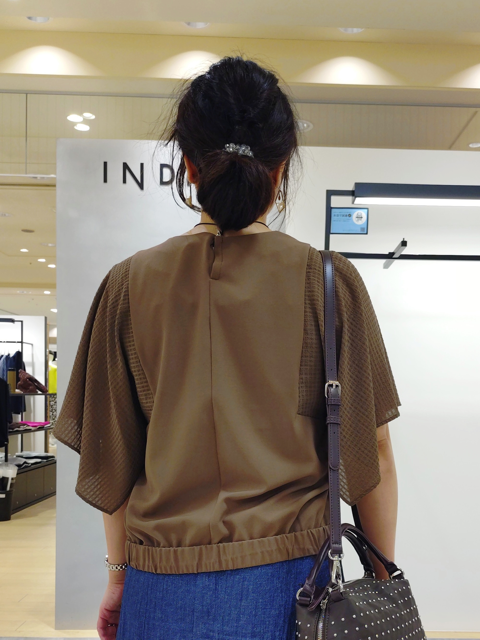 TOMOMIさんの「INDIVI｜【洗える／きれいめ】デニム風シアーティアードスカート」を使ったコーディネート