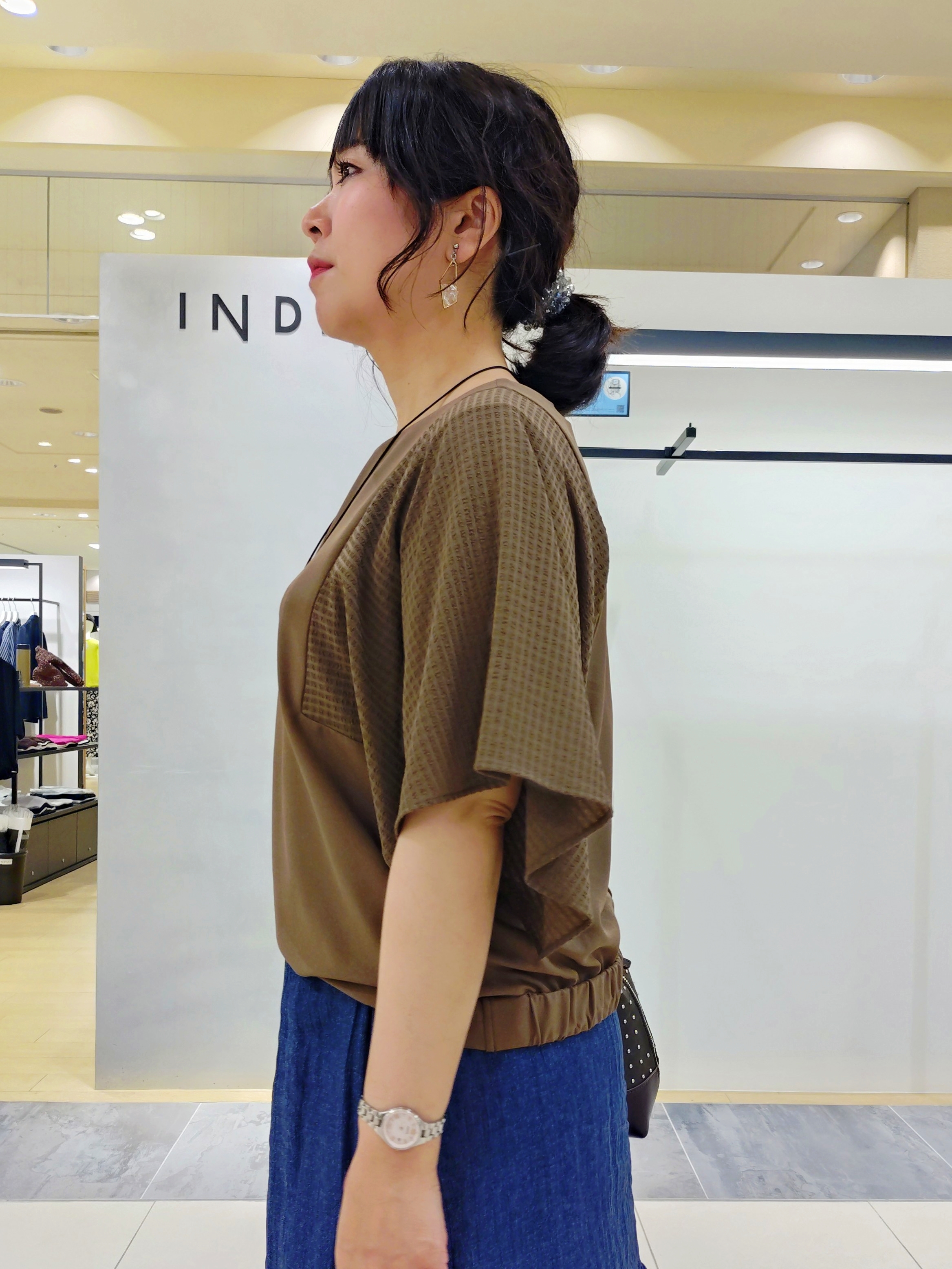 TOMOMIさんの「INDIVI｜【洗える／きれいめ】デニム風シアーティアードスカート」を使ったコーディネート