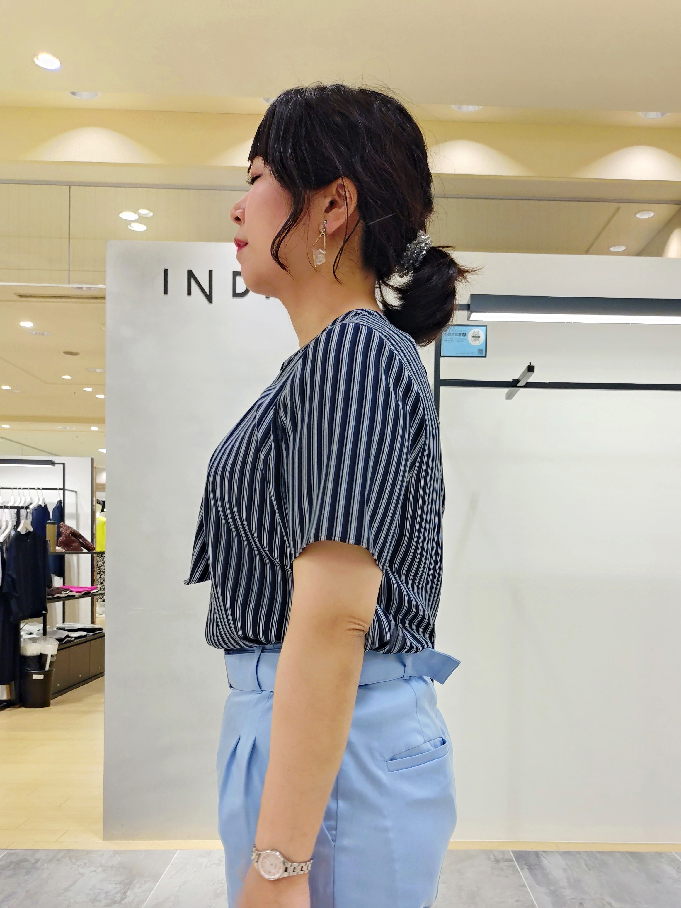 TOMOMIさんの「INDIVI｜【洗える／UVケア／SETUP可能】デニムライクテーパードパンツ」を使ったコーディネート