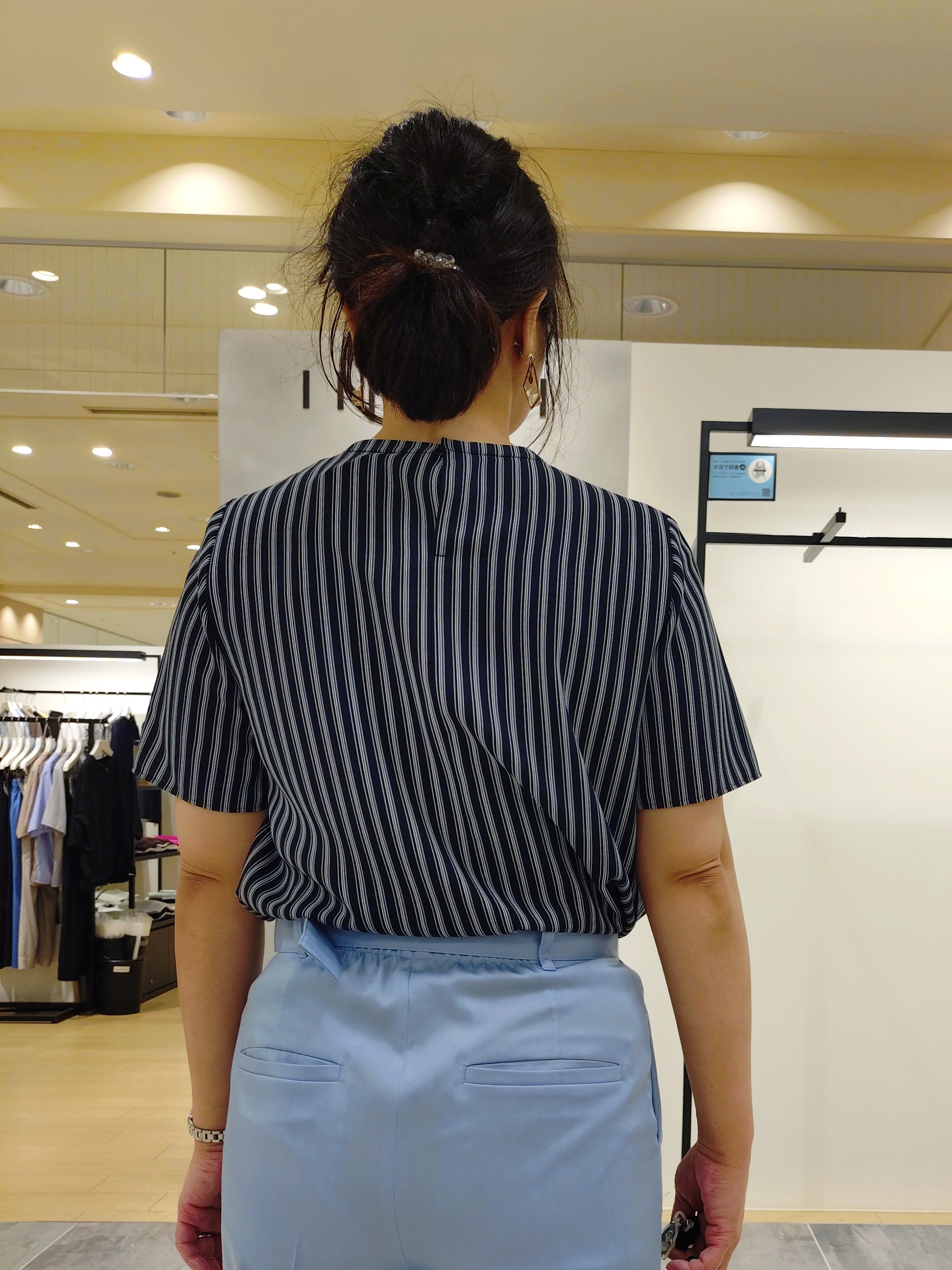 TOMOMIさんの「INDIVI｜【洗える／UVケア／SETUP可能】デニムライクテーパードパンツ」を使ったコーディネート