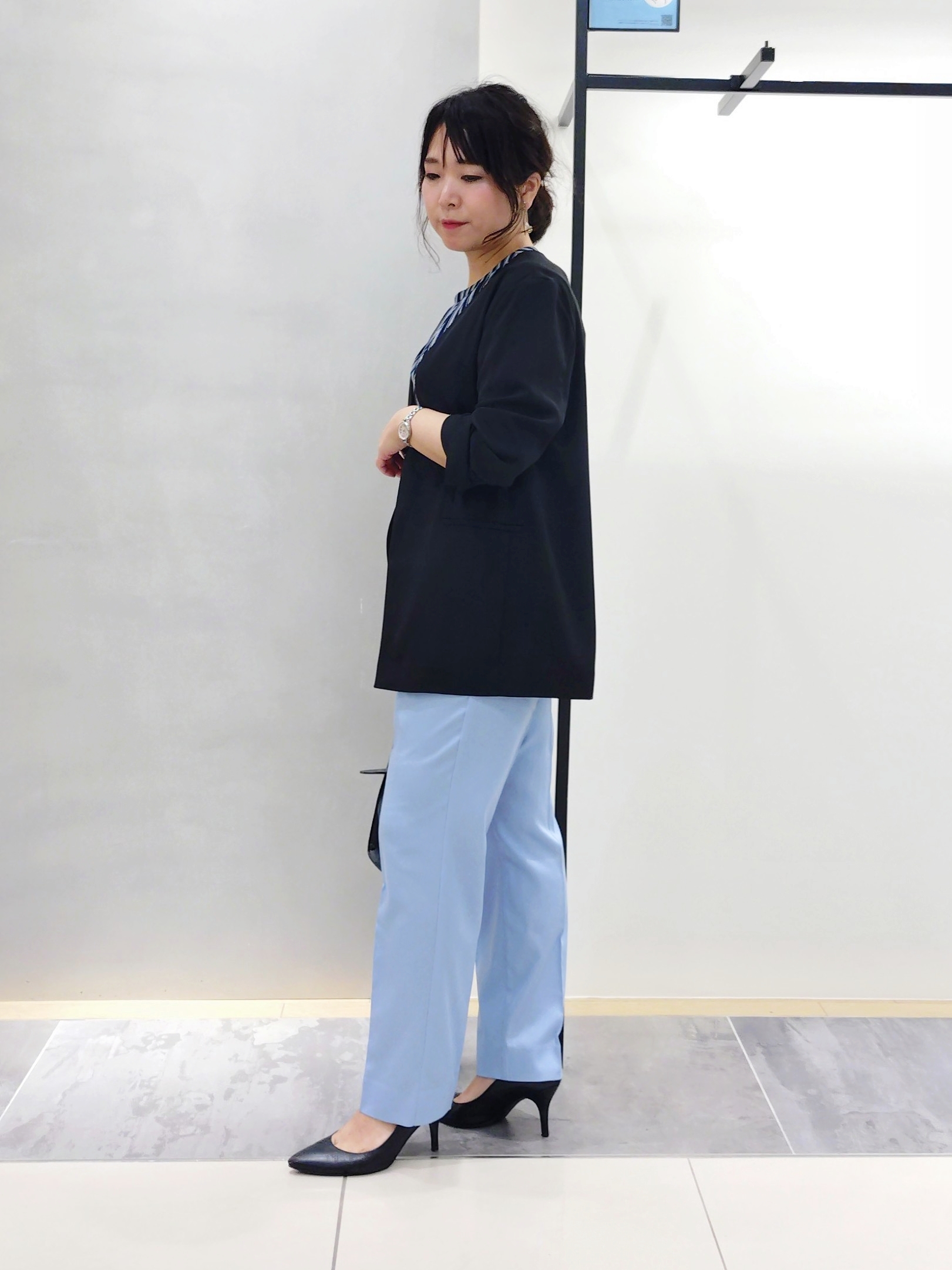 TOMOMIさんの「INDIVI｜【洗える／UVケア／SETUP可能】デニムライクテーパードパンツ」を使ったコーディネート