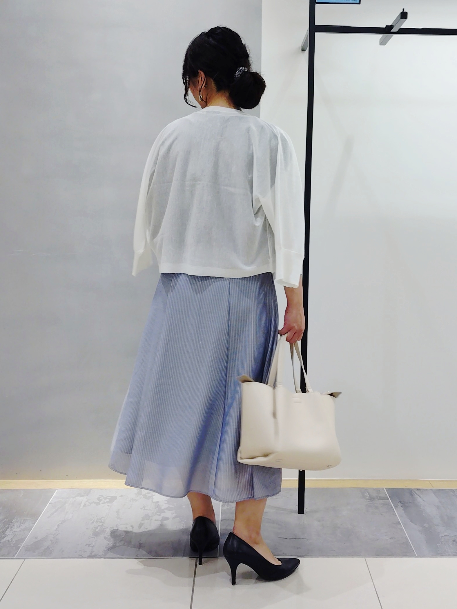 TOMOMIさんの「INDIVI｜【接触冷感／洗える／SETUP可能】シアーシャンブレータックフレアスカート」を使ったコーディネート