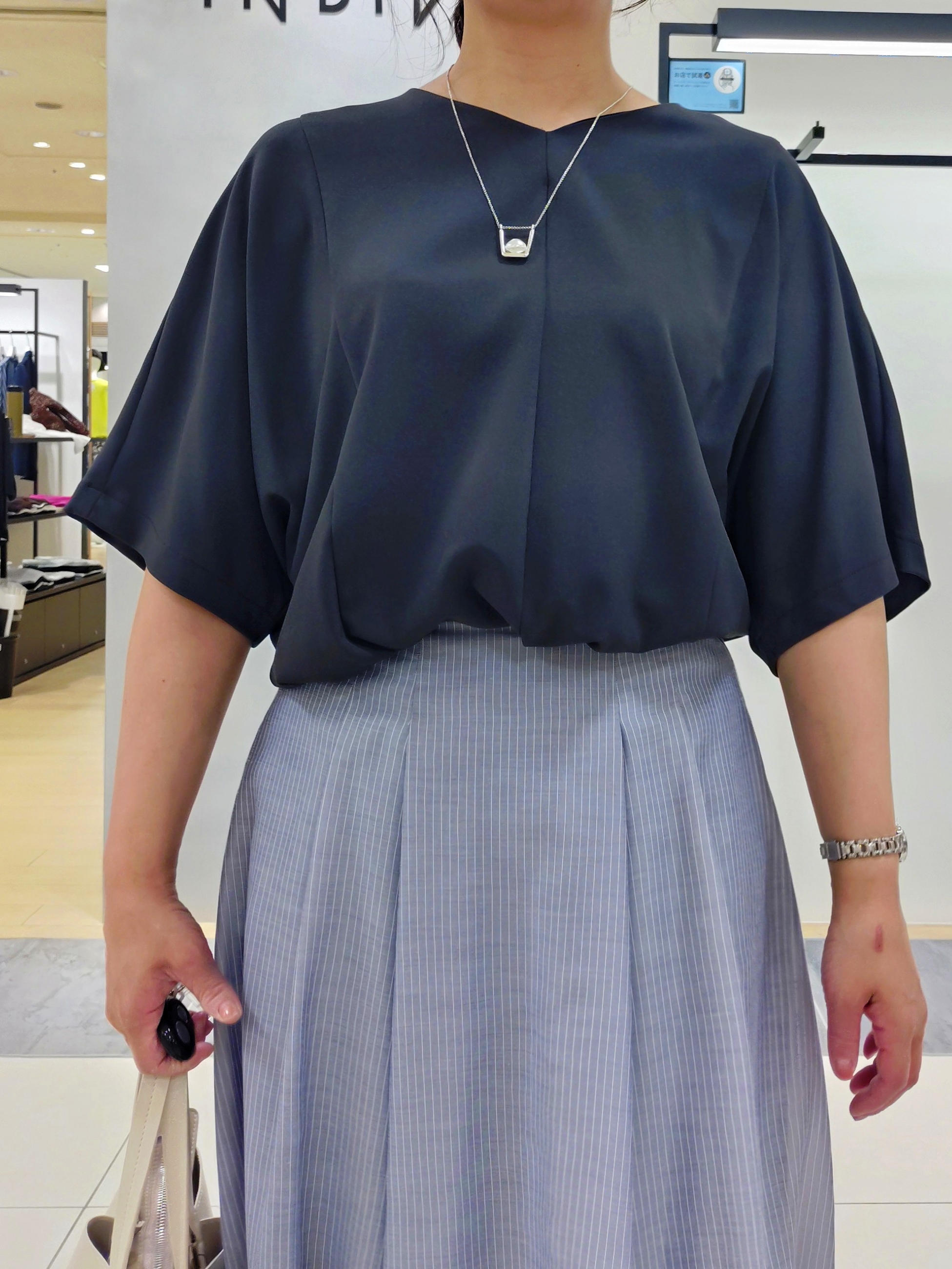 TOMOMIさんの「INDIVI｜【接触冷感／洗える／SETUP可能】シアーシャンブレータックフレアスカート」を使ったコーディネート