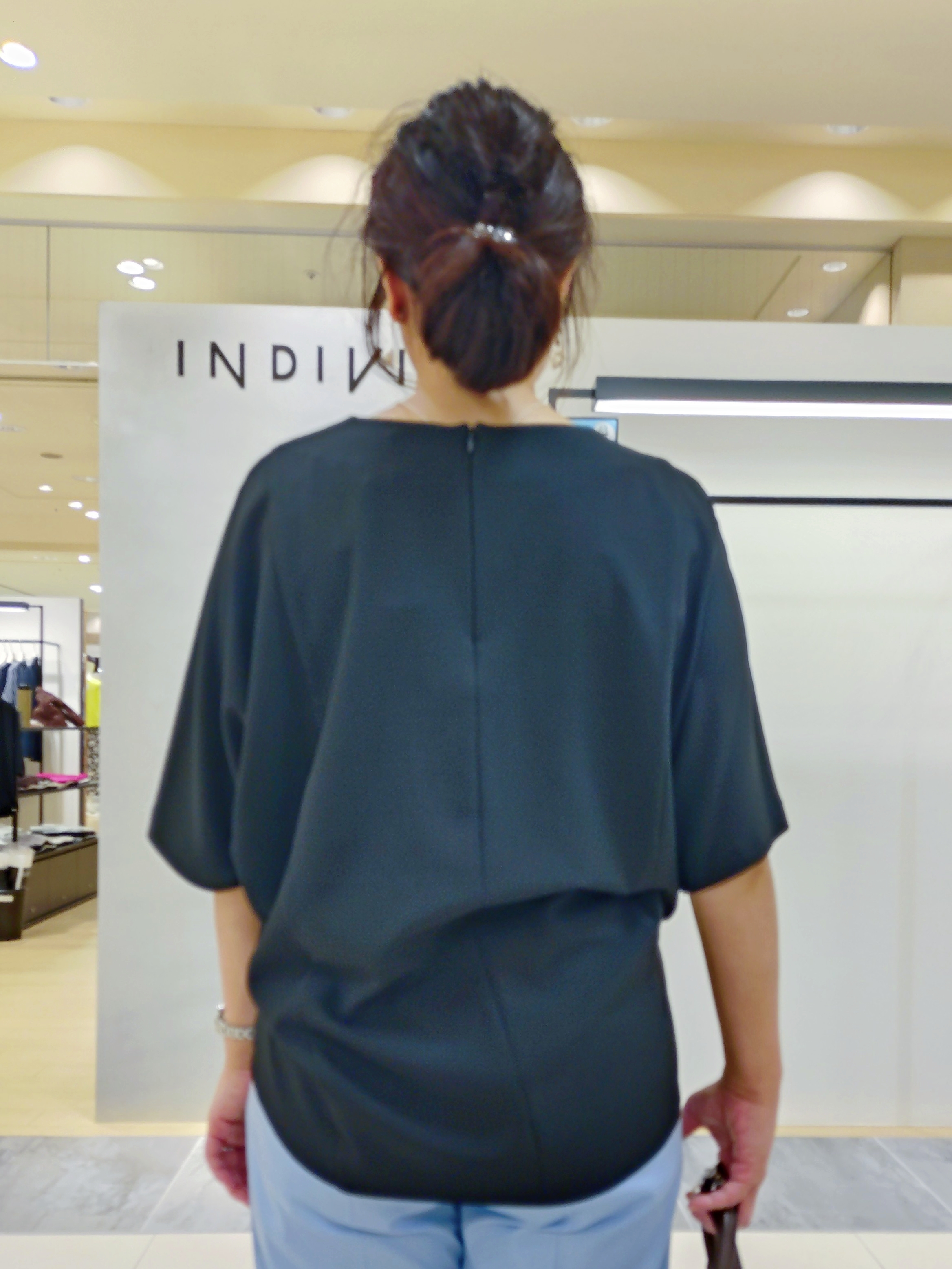TOMOMIさんの「INDIVI｜【接触冷感／洗える／SETUP可能】シアーシャンブレータックフレアスカート」を使ったコーディネート