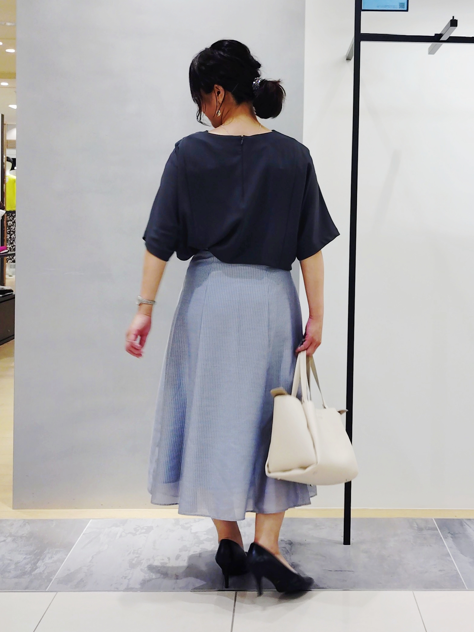 TOMOMIさんの「INDIVI｜【接触冷感／洗える／SETUP可能】シアーシャンブレータックフレアスカート」を使ったコーディネート