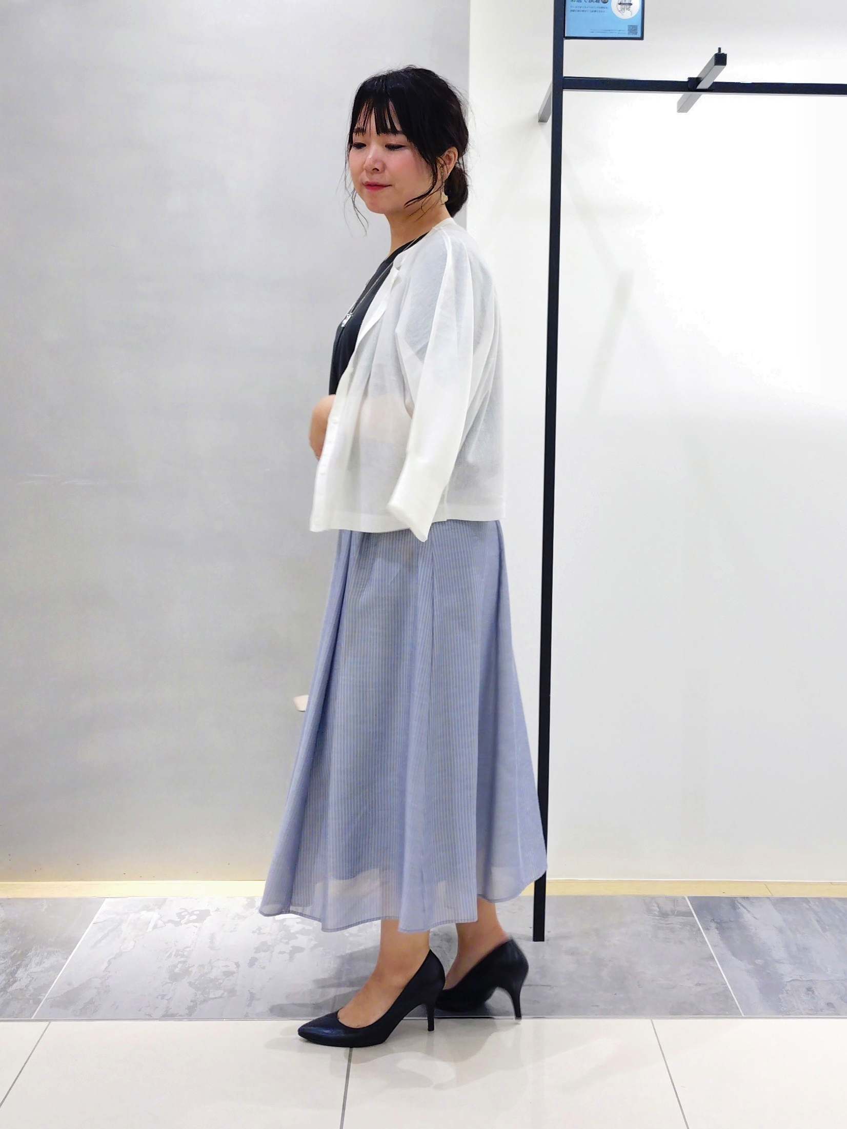 TOMOMIさんの「INDIVI｜【接触冷感／洗える／SETUP可能】シアーシャンブレータックフレアスカート」を使ったコーディネート