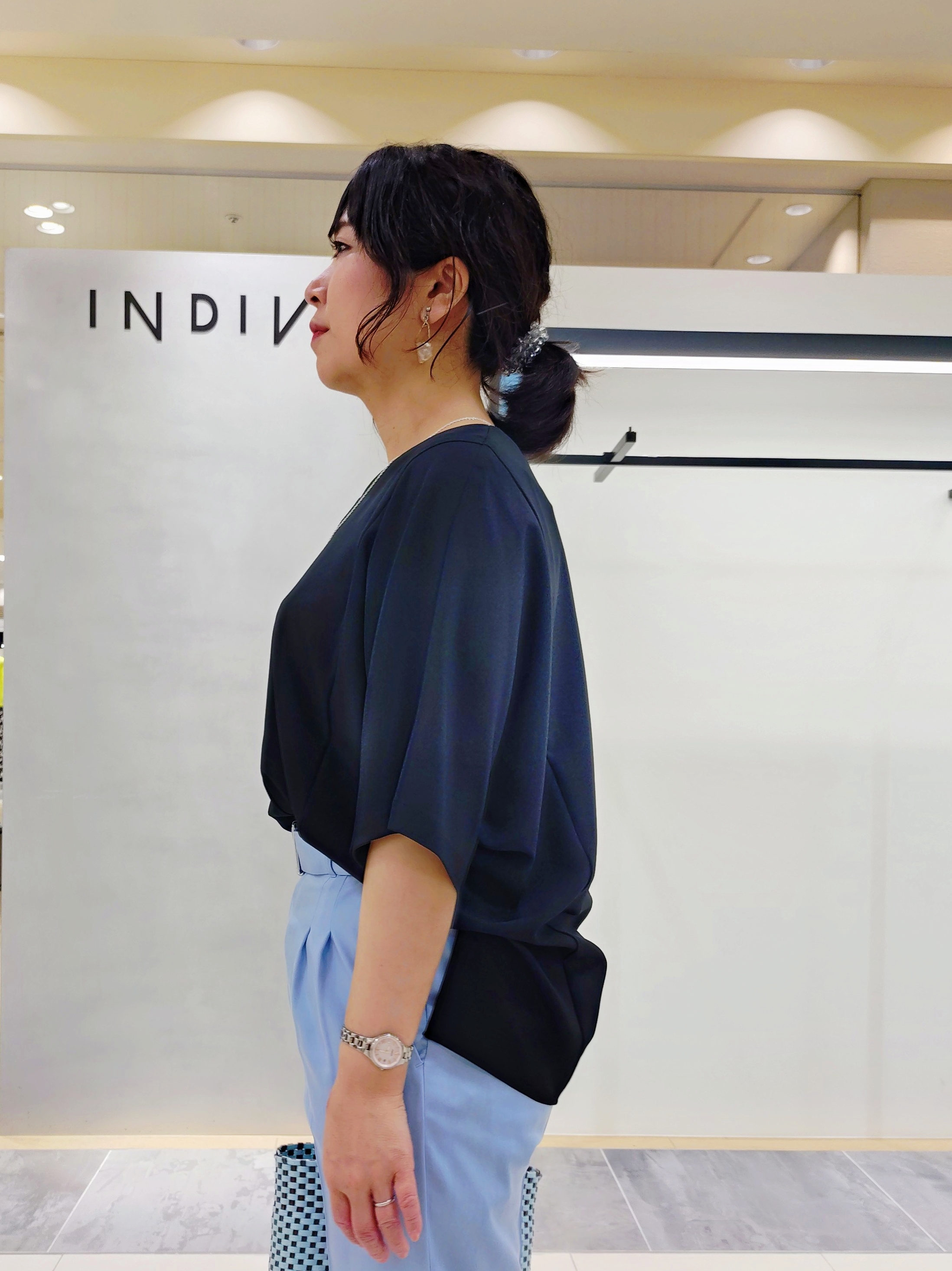 TOMOMIさんの「INDIVI｜【接触冷感／洗える／SETUP可能】シアーシャンブレータックフレアスカート」を使ったコーディネート
