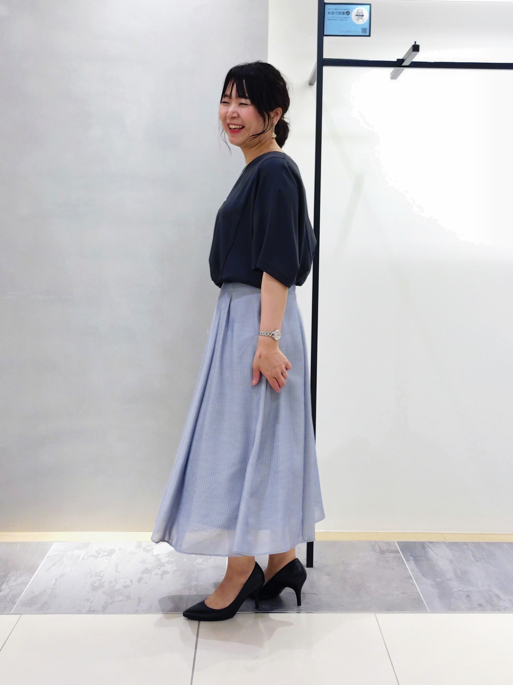 TOMOMIさんの「INDIVI｜【接触冷感／洗える／SETUP可能】シアーシャンブレータックフレアスカート」を使ったコーディネート