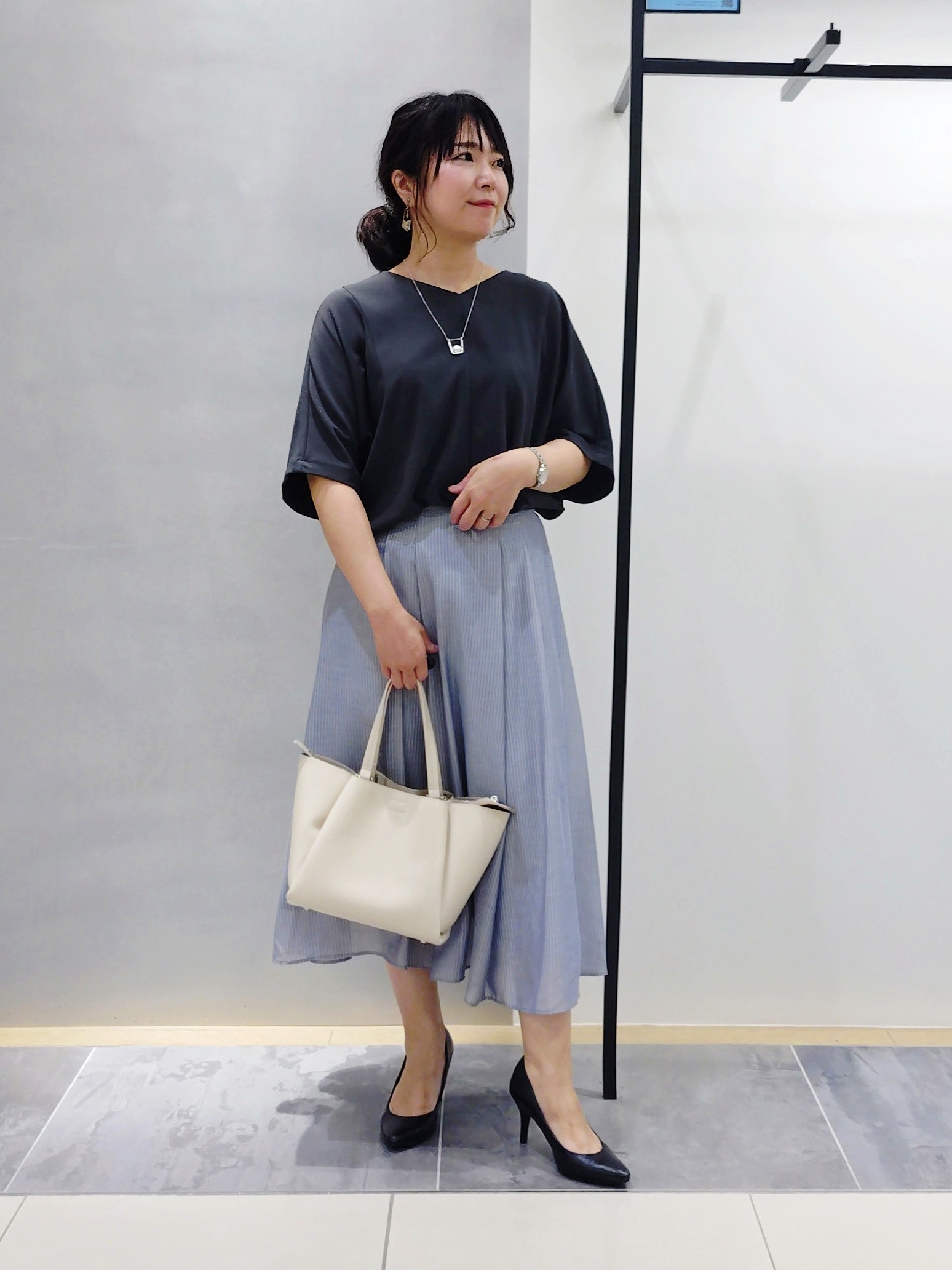 TOMOMIさんの「INDIVI｜【接触冷感／洗える／SETUP可能】シアーシャンブレータックフレアスカート」を使ったコーディネート