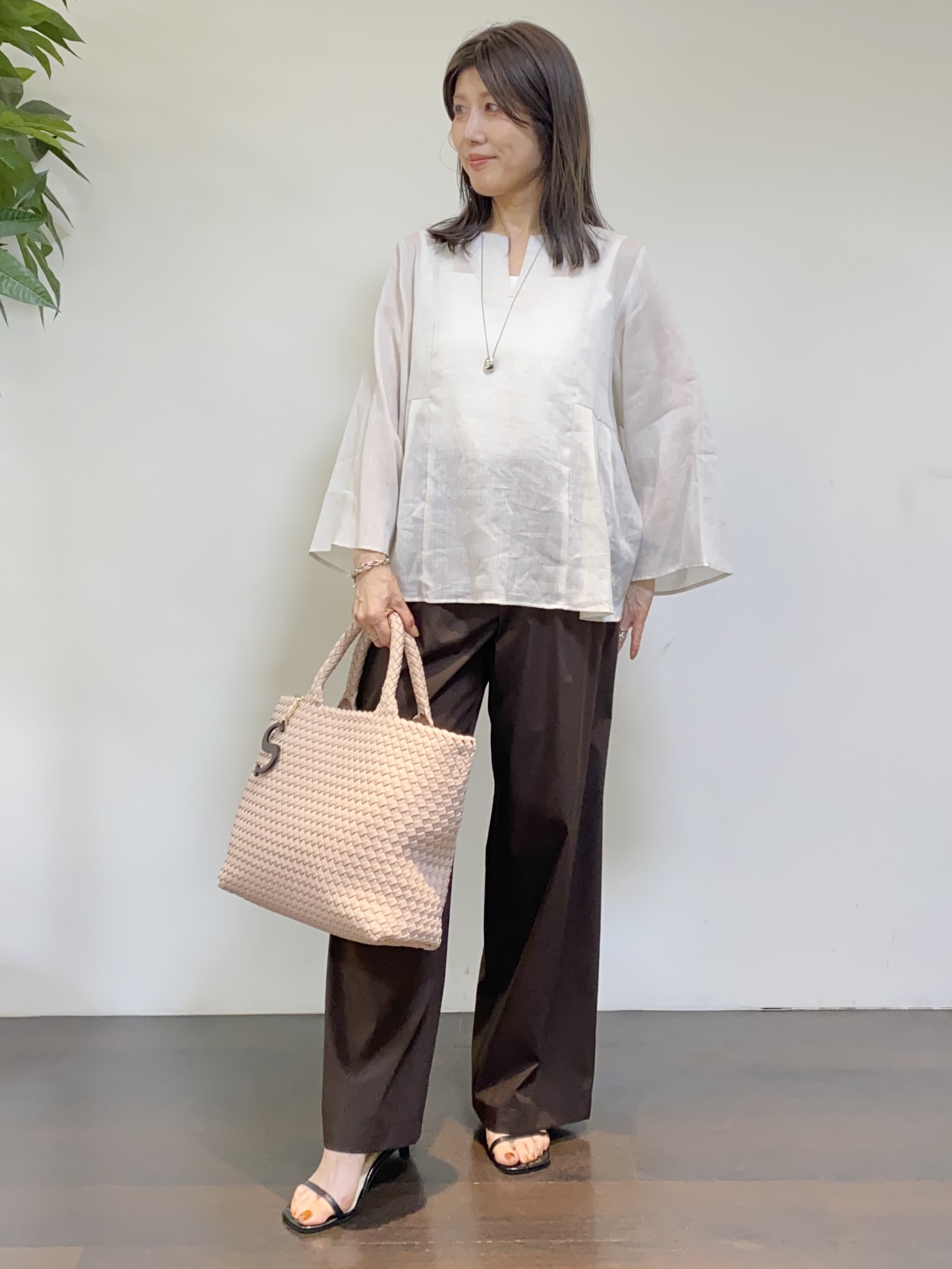 tomoさんの「UNTITLED｜【接触冷感/麻混/洗える】ドライタッチキーネックブラウス」を使ったコーディネート