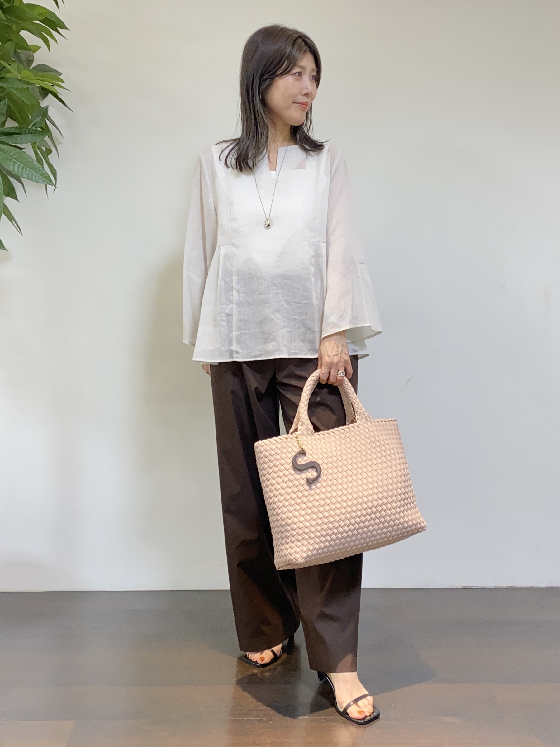 tomoさんの「UNTITLED｜【接触冷感/麻混/洗える】ドライタッチキーネックブラウス」を使ったコーディネート