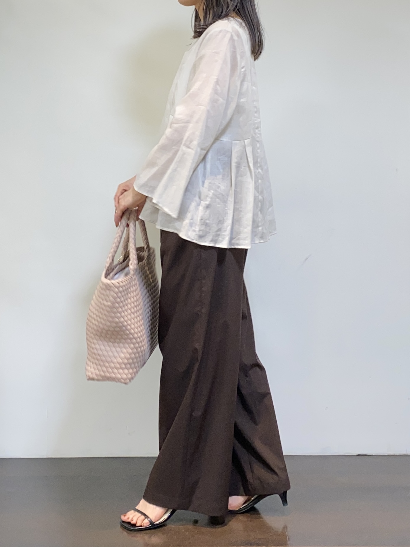 tomoさんの「UNTITLED｜【接触冷感/麻混/洗える】ドライタッチキーネックブラウス」を使ったコーディネート