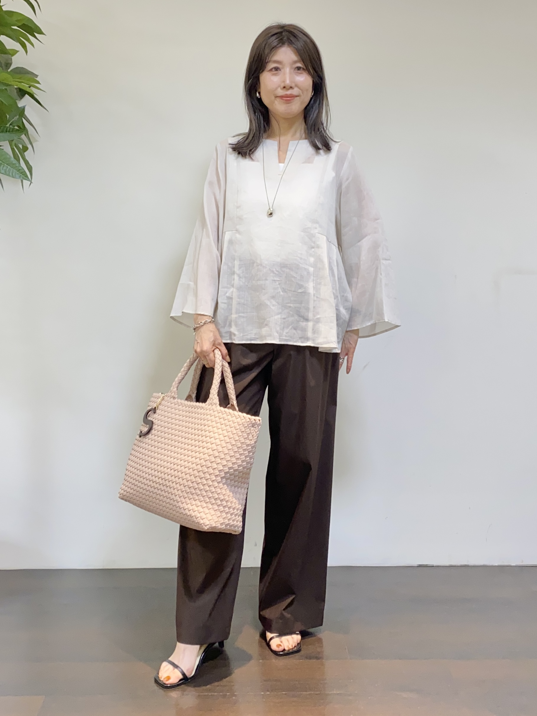 tomoさんの「UNTITLED｜【接触冷感/麻混/洗える】ドライタッチキーネックブラウス」を使ったコーディネート