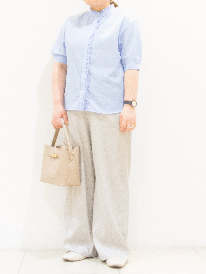takedaさんの「UNTITLED｜【接触冷感/通気性/洗える】スタンドカラーフリルブラウス」を使ったコーディネート